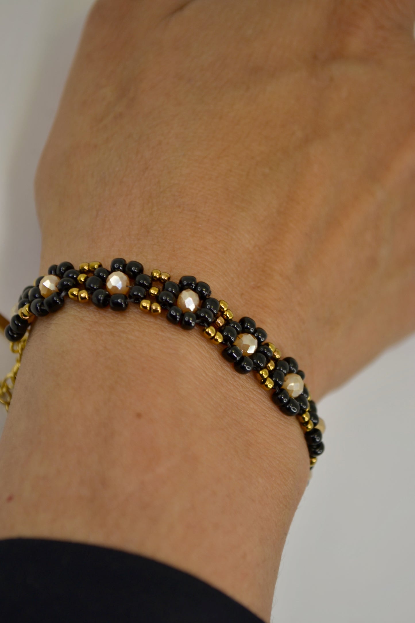 Daisy Bracelet, Black / Beige glass bead 3mm. Light and adjustable