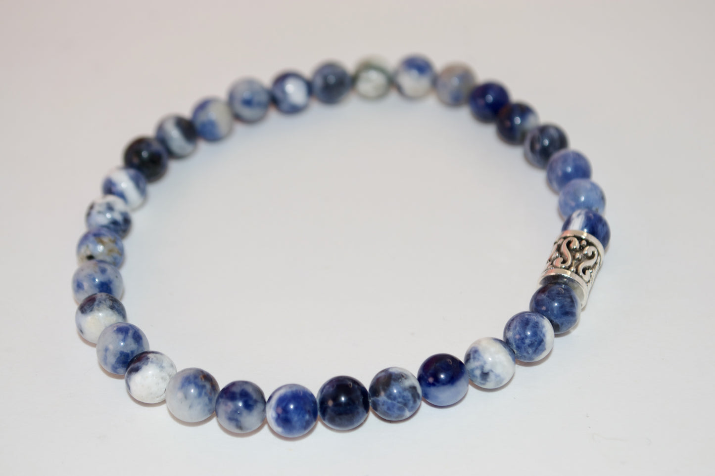 Tranquilidad oceánica: pulsera de piedra de jaspe azul con cordón elástico de 6 mm hecha a mano con espaciador antiguo de Gigi's