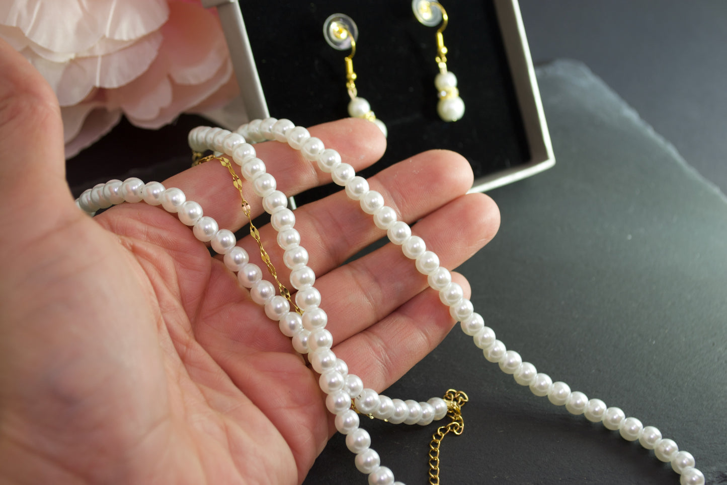 Conjunto de collar, pulsera y pendientes de perlas. Moda elegante y atemporal. El mejor regalo para ella, de Gigi's.