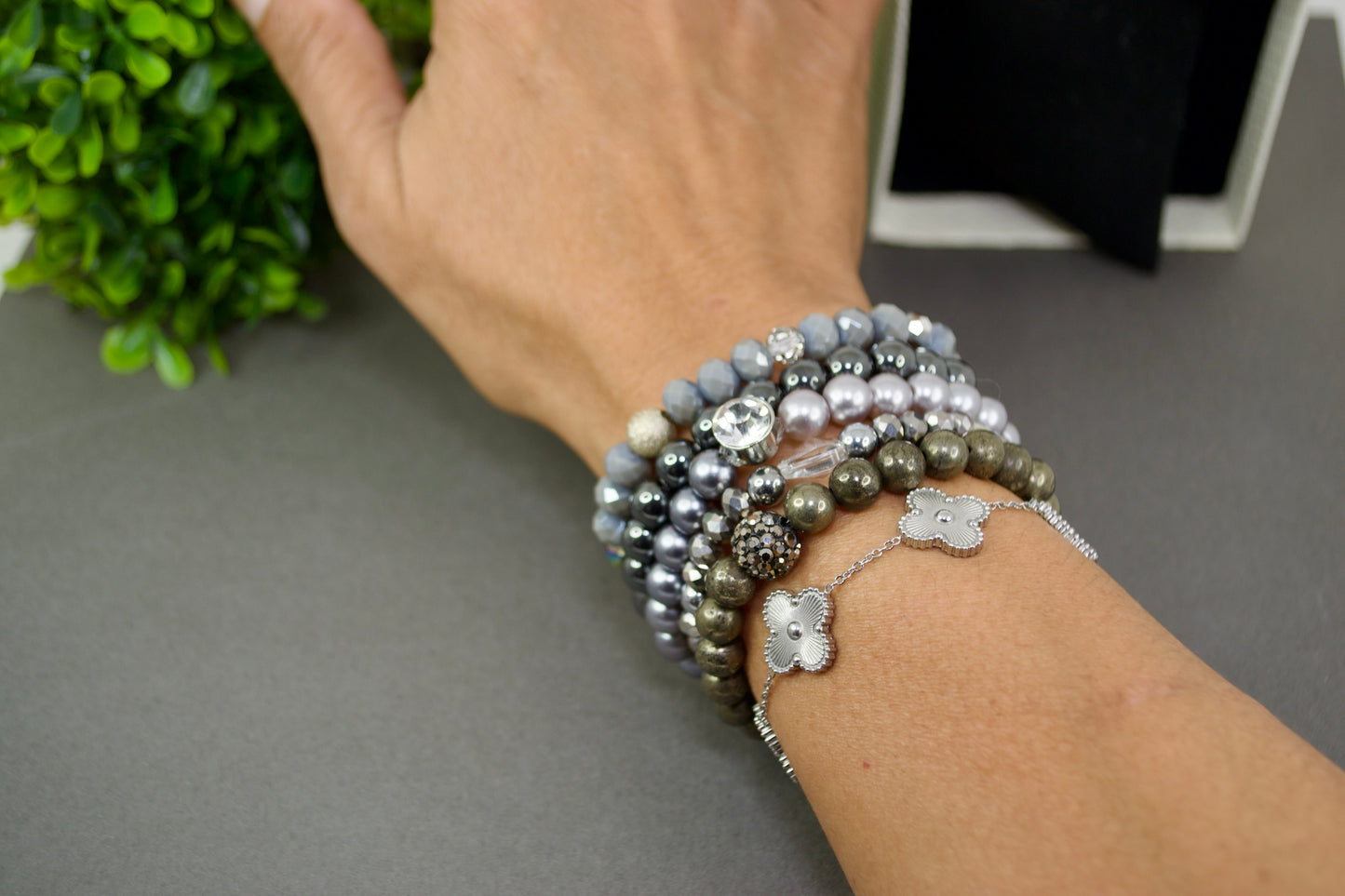 1. Cuentas de pirita genuinas. Pulsera elástica de alta calidad con cuentas de bola de discoteca, el cristal curativo de abundancia más vendido. Por Gigi