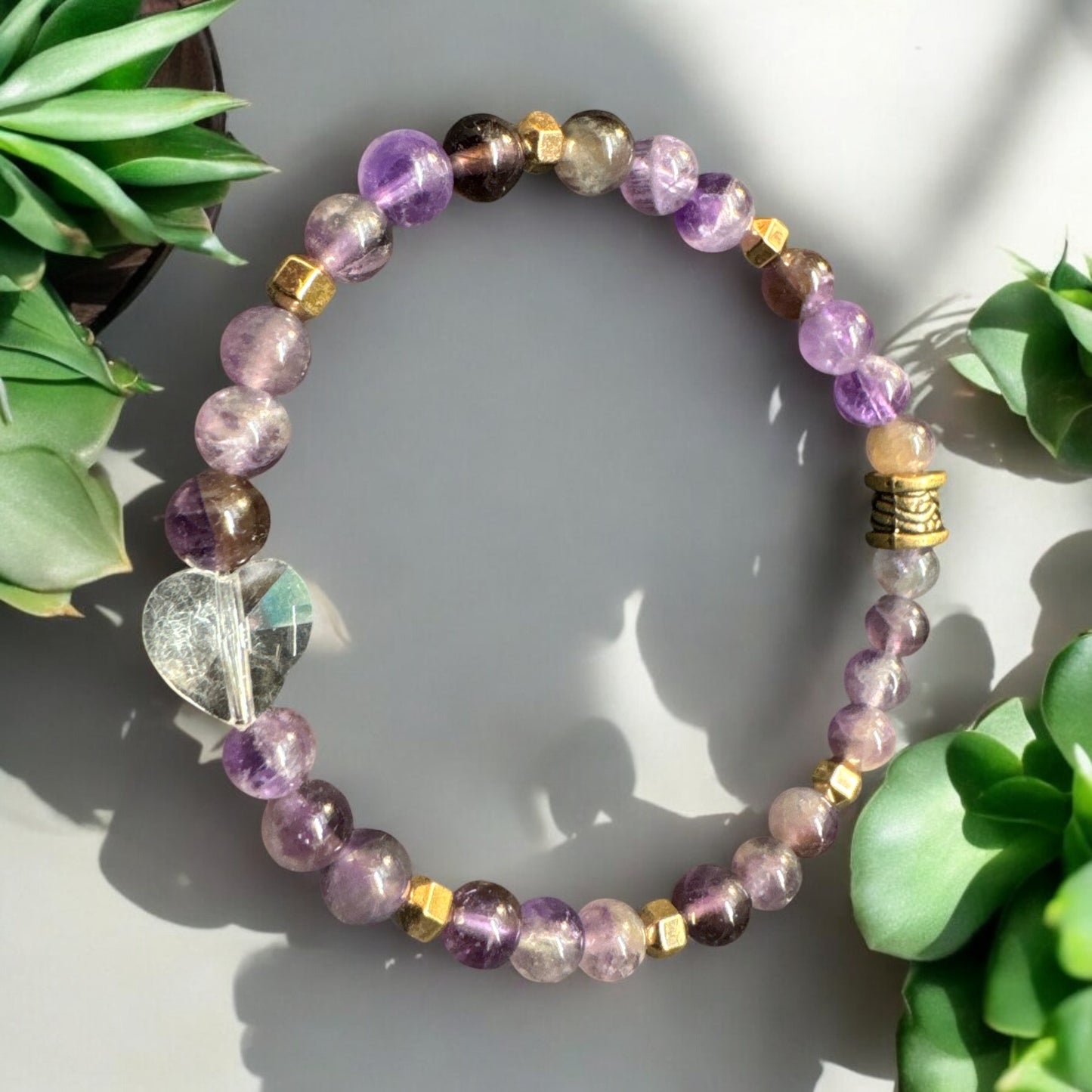 Tranquilidad Divina: Pulsera de piedra de amatista con cordón elástico de 6 mm hecha a mano con dijes de Gigi's