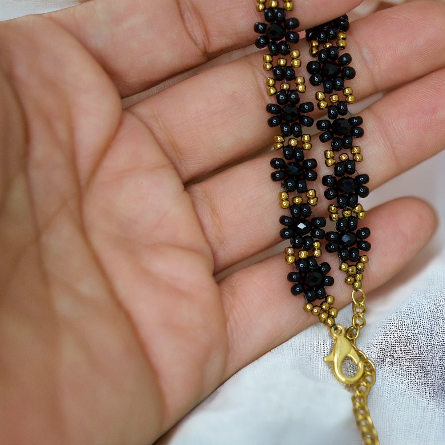 Daisy Flower Bracelet, Black / Gold. Small seed beads. Great Gift for Her. Elegant, Dainty, Light and Adjustable.