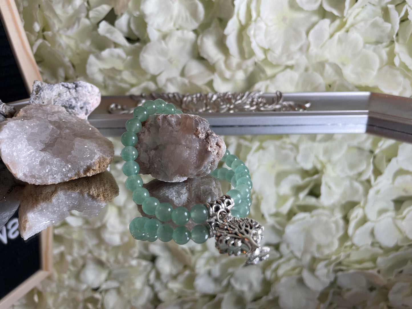 Serenata de la naturaleza: pulsera hecha a mano con cordón elástico de 6 mm y piedra de aventurina verde con dije de Gigi's