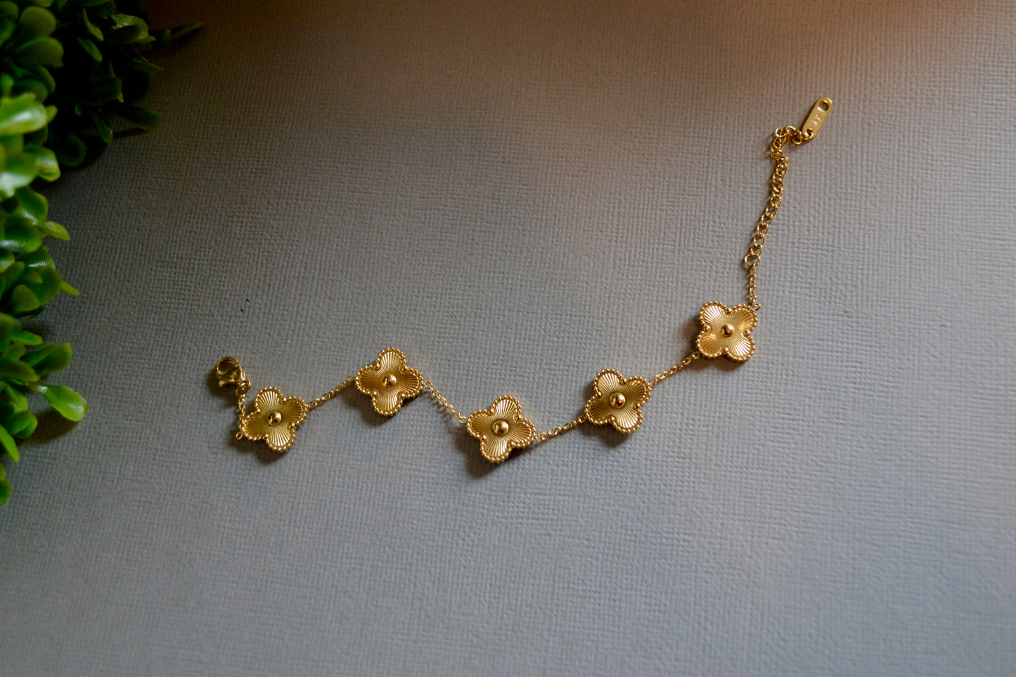 Flower Bracelet. Stainless Steel, no fade - Available in Red Green White Black Silver and Gold