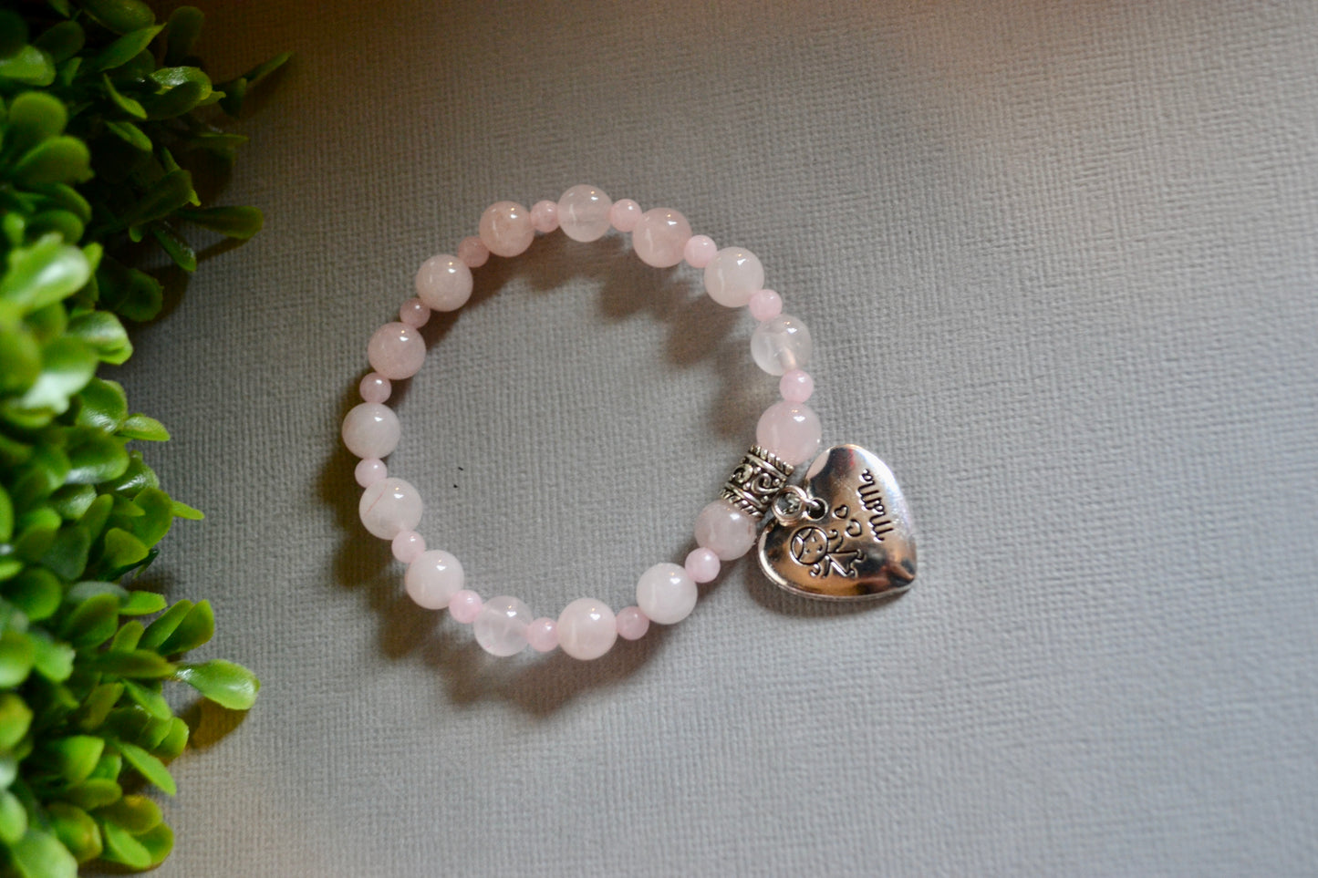 Pulsera Mama de cuarzo rosa hecha a mano con dije de Gigi's
