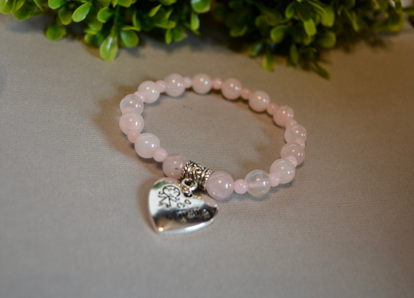 Pulsera Mama de cuarzo rosa hecha a mano con dije de Gigi's