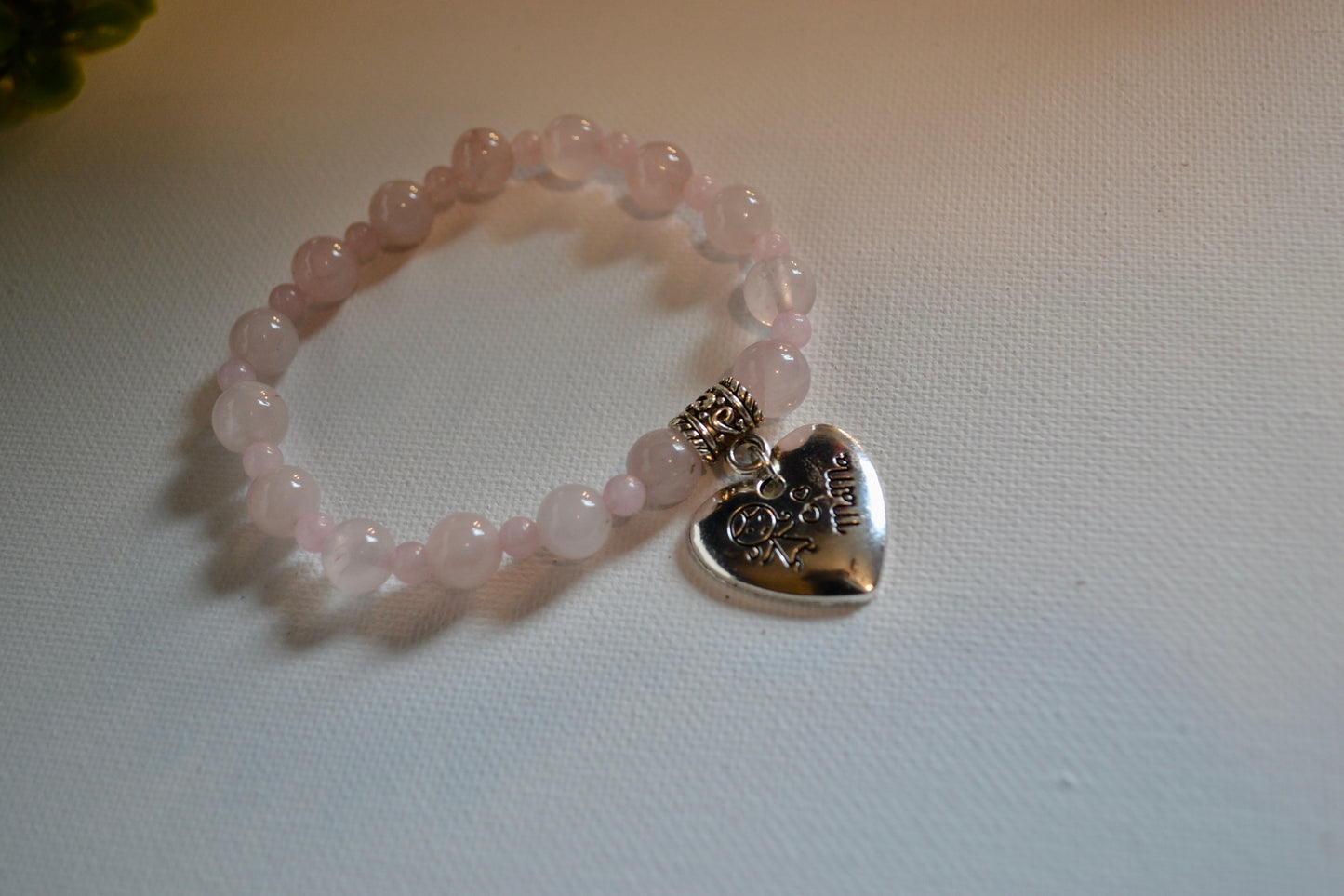 Pulsera Mama de cuarzo rosa hecha a mano con dije de Gigi's