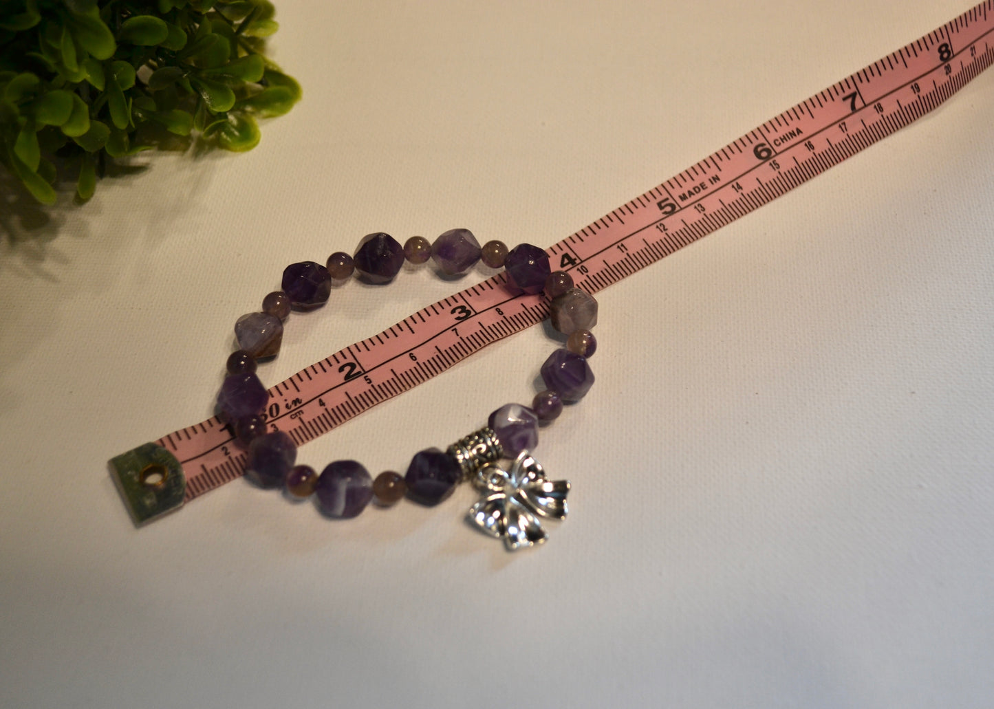 Pulsera con lazo de amatista y cuentas facetadas de Gigi's