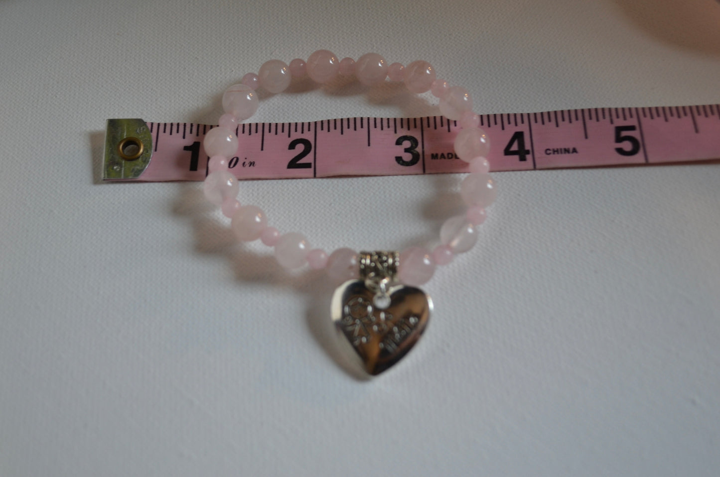Pulsera Mama de cuarzo rosa hecha a mano con dije de Gigi's
