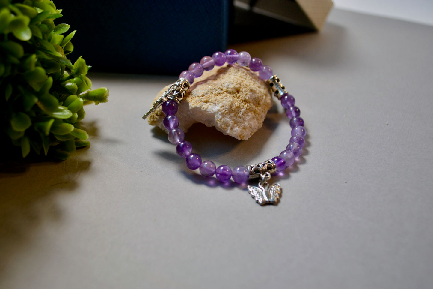 Tranquilidad Divina: Pulsera de piedra de amatista con cordón elástico de 6 mm hecha a mano con dijes de Gigi's