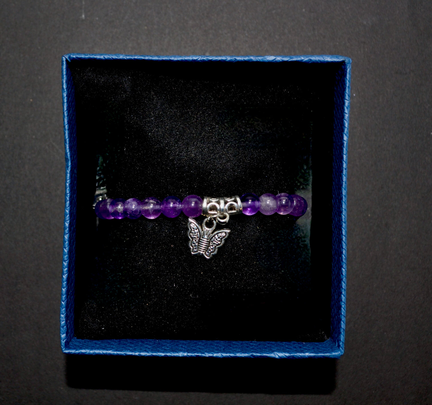 Tranquilidad Divina: Pulsera de piedra de amatista con cordón elástico de 6 mm hecha a mano con dijes de Gigi's