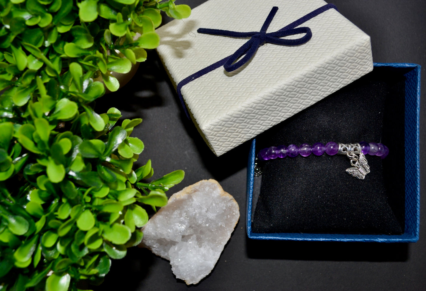 Tranquilidad Divina: Pulsera de piedra de amatista con cordón elástico de 6 mm hecha a mano con dijes de Gigi's