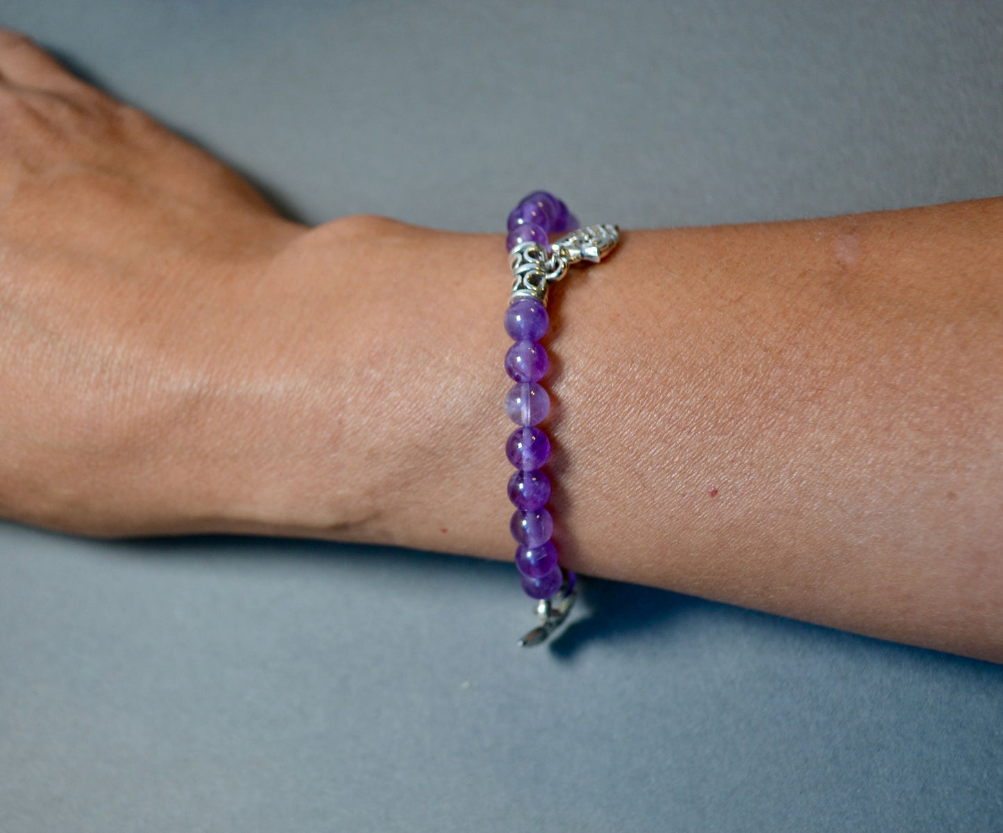 Tranquilidad Divina: Pulsera de piedra de amatista con cordón elástico de 6 mm hecha a mano con dijes de Gigi's