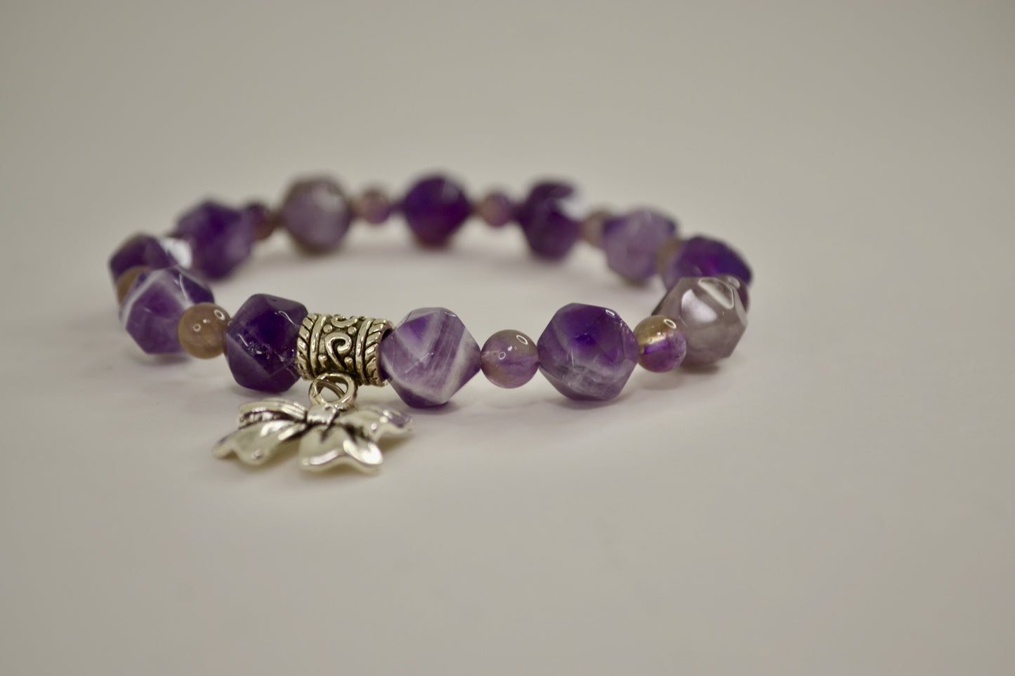 Pulsera con lazo de amatista y cuentas facetadas de Gigi's