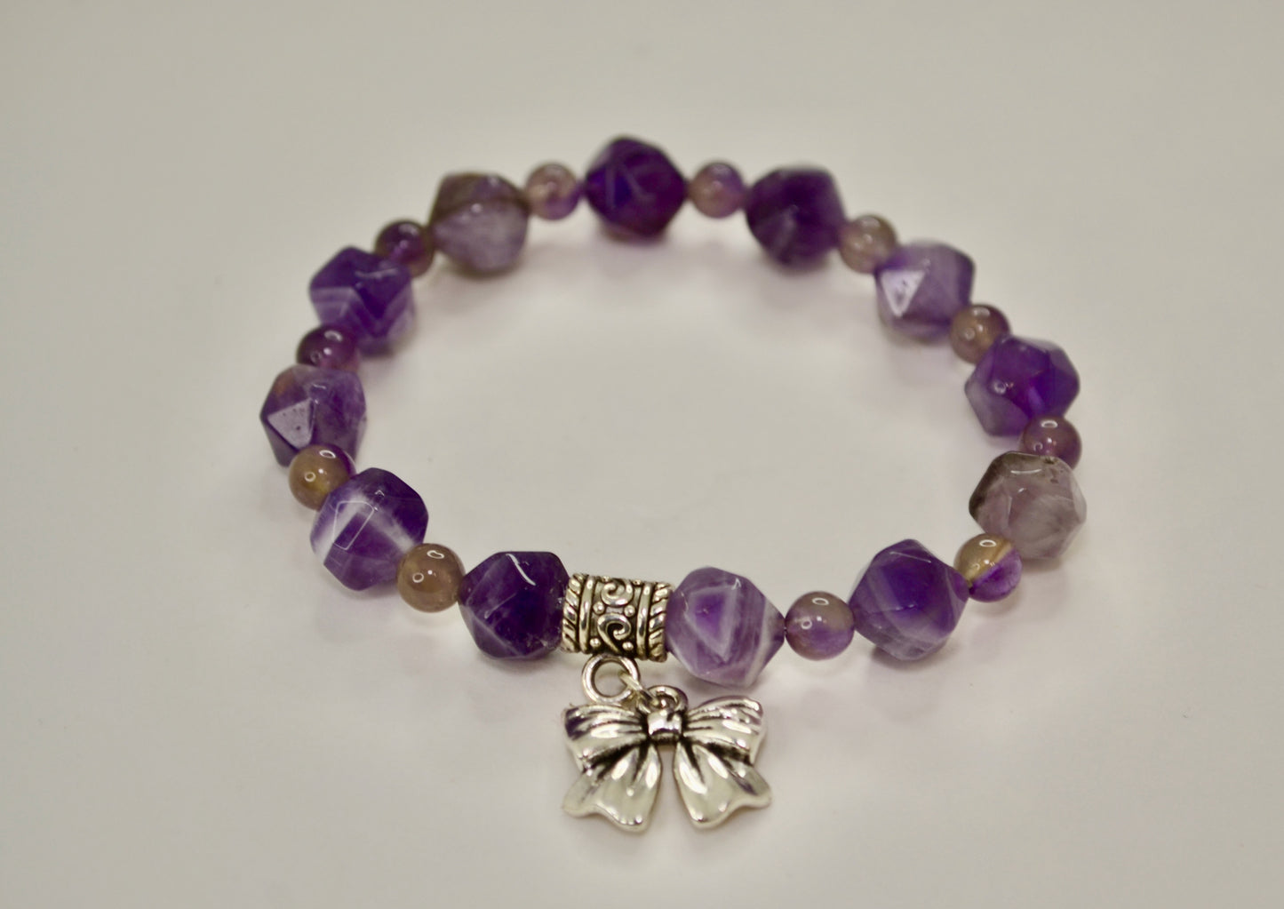 Pulsera con lazo de amatista y cuentas facetadas de Gigi's