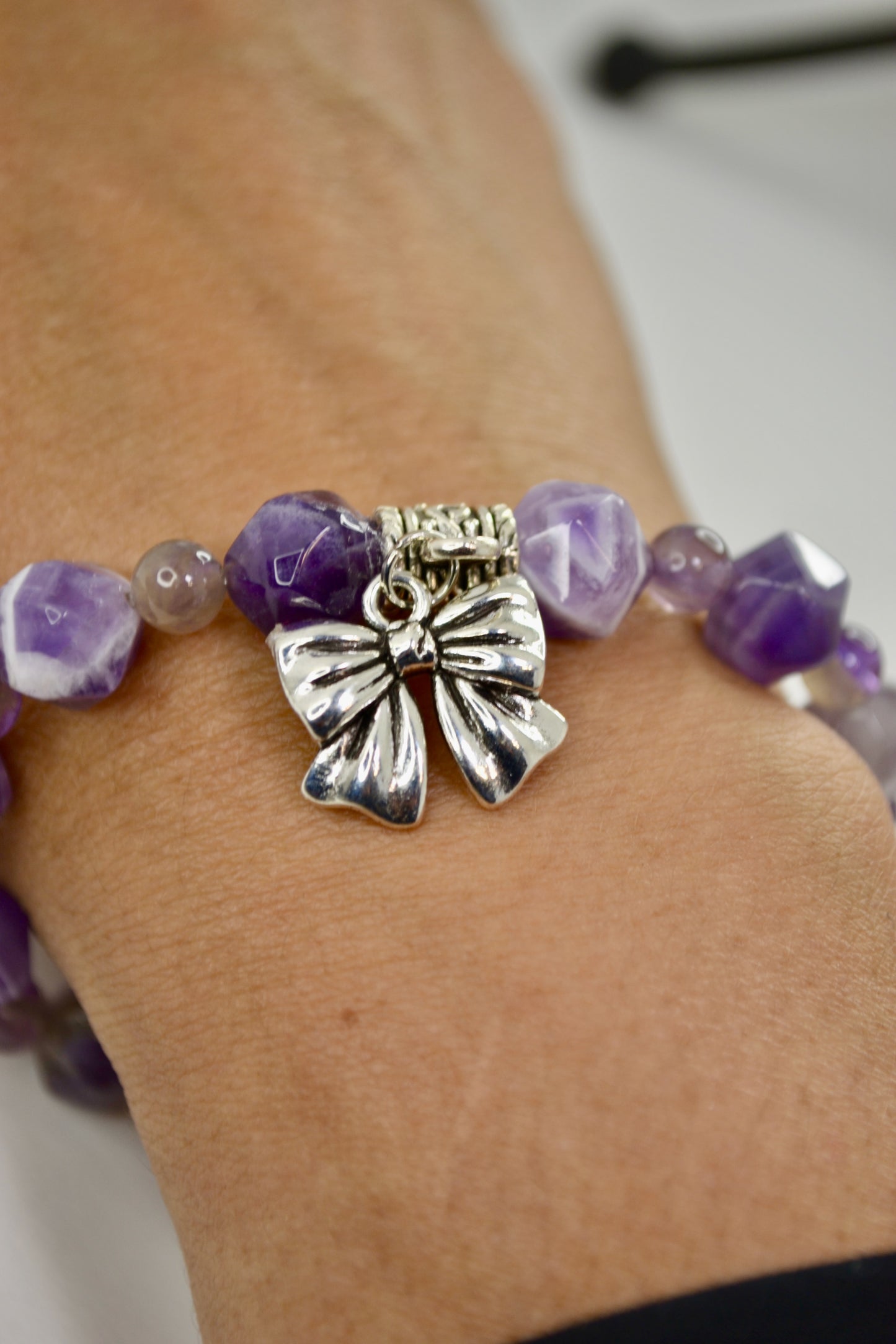 Pulsera con lazo de amatista y cuentas facetadas de Gigi's