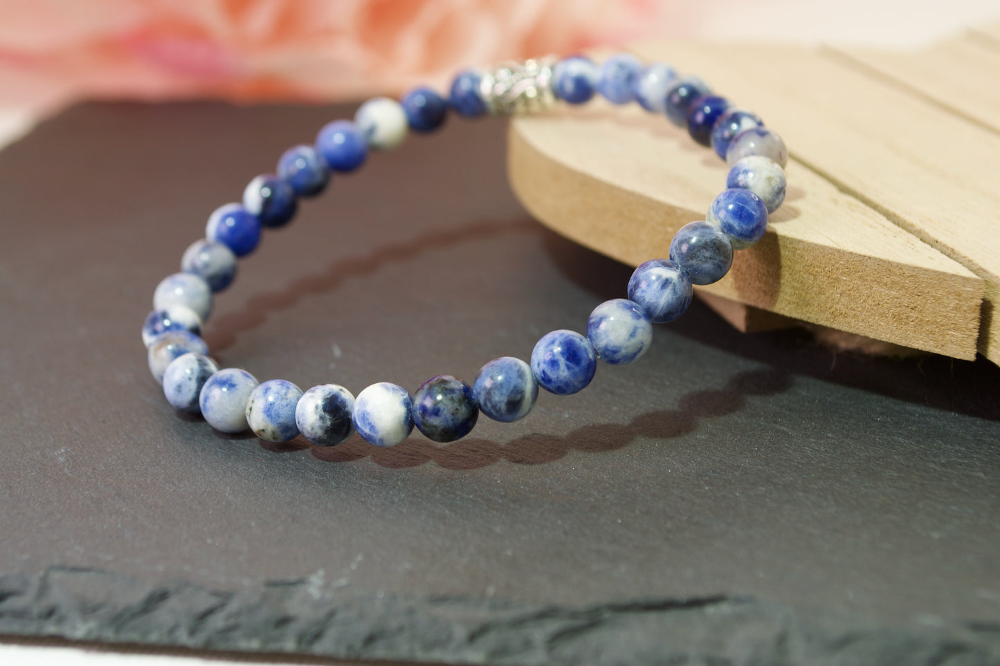 Tranquilidad oceánica: pulsera de piedra de jaspe azul con cordón elástico de 6 mm hecha a mano con espaciador antiguo de Gigi's
