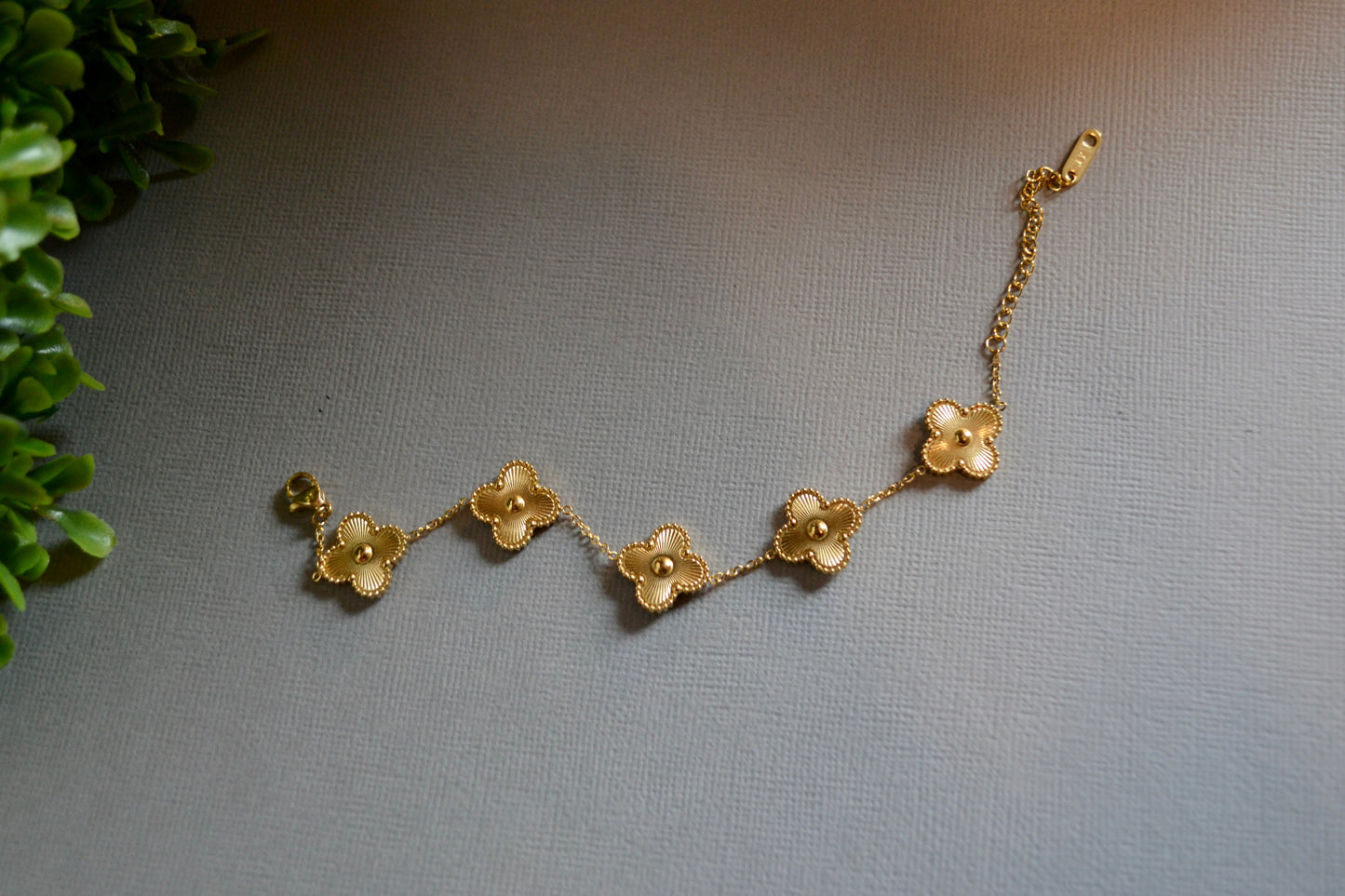 Flower Bracelet. Stainless Steel, no fade - Available in Red Green White Black Silver and Gold