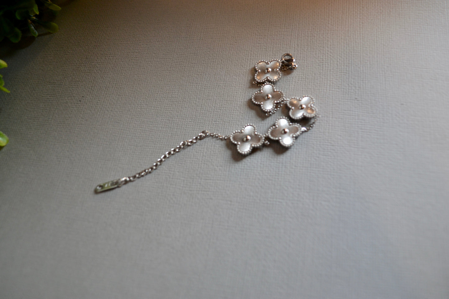 Flower Bracelet. Stainless Steel, no fade - Available in Red Green White Black Silver and Gold