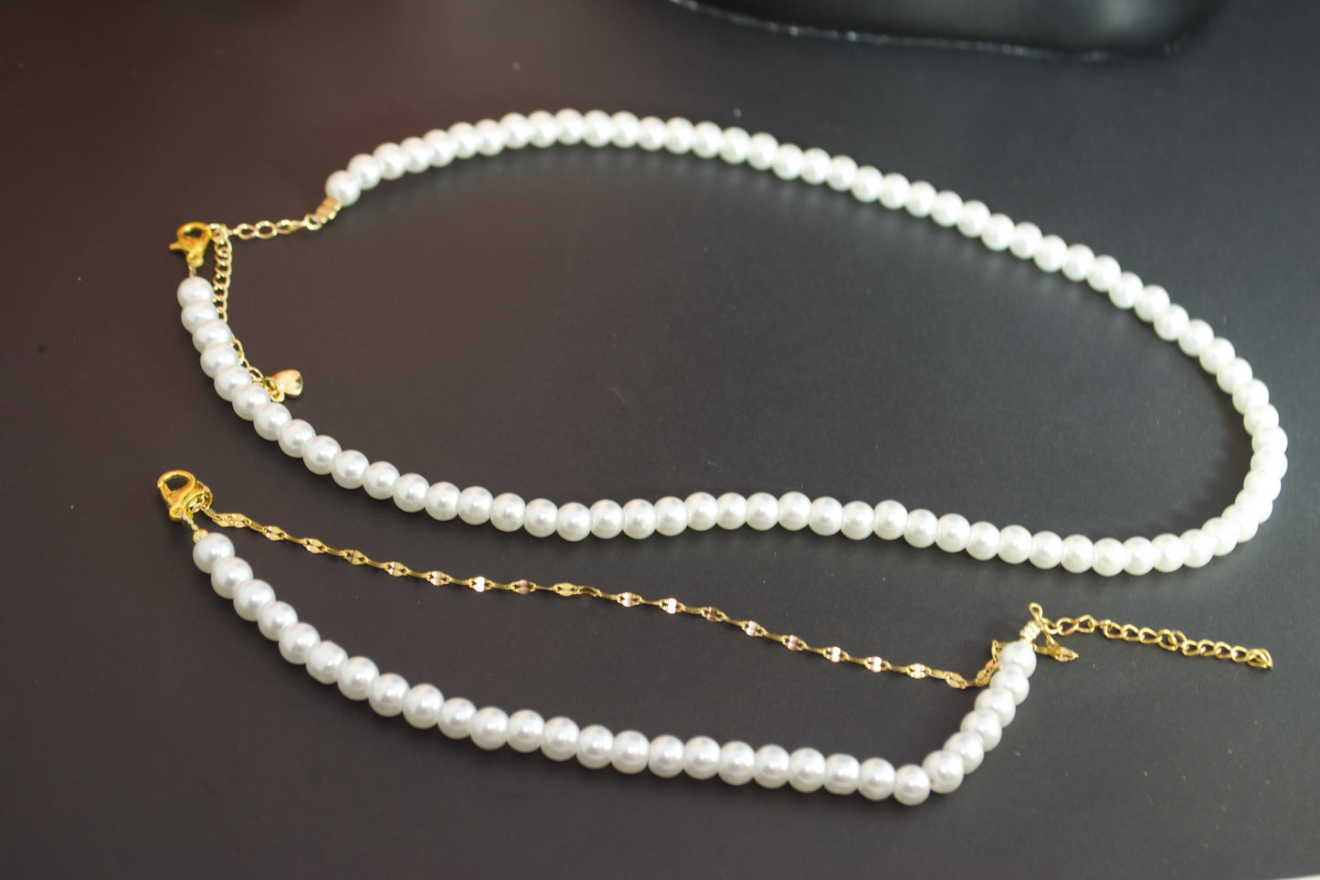 Conjunto de collar, pulsera y pendientes de perlas. Moda elegante y atemporal. El mejor regalo para ella, de Gigi's.