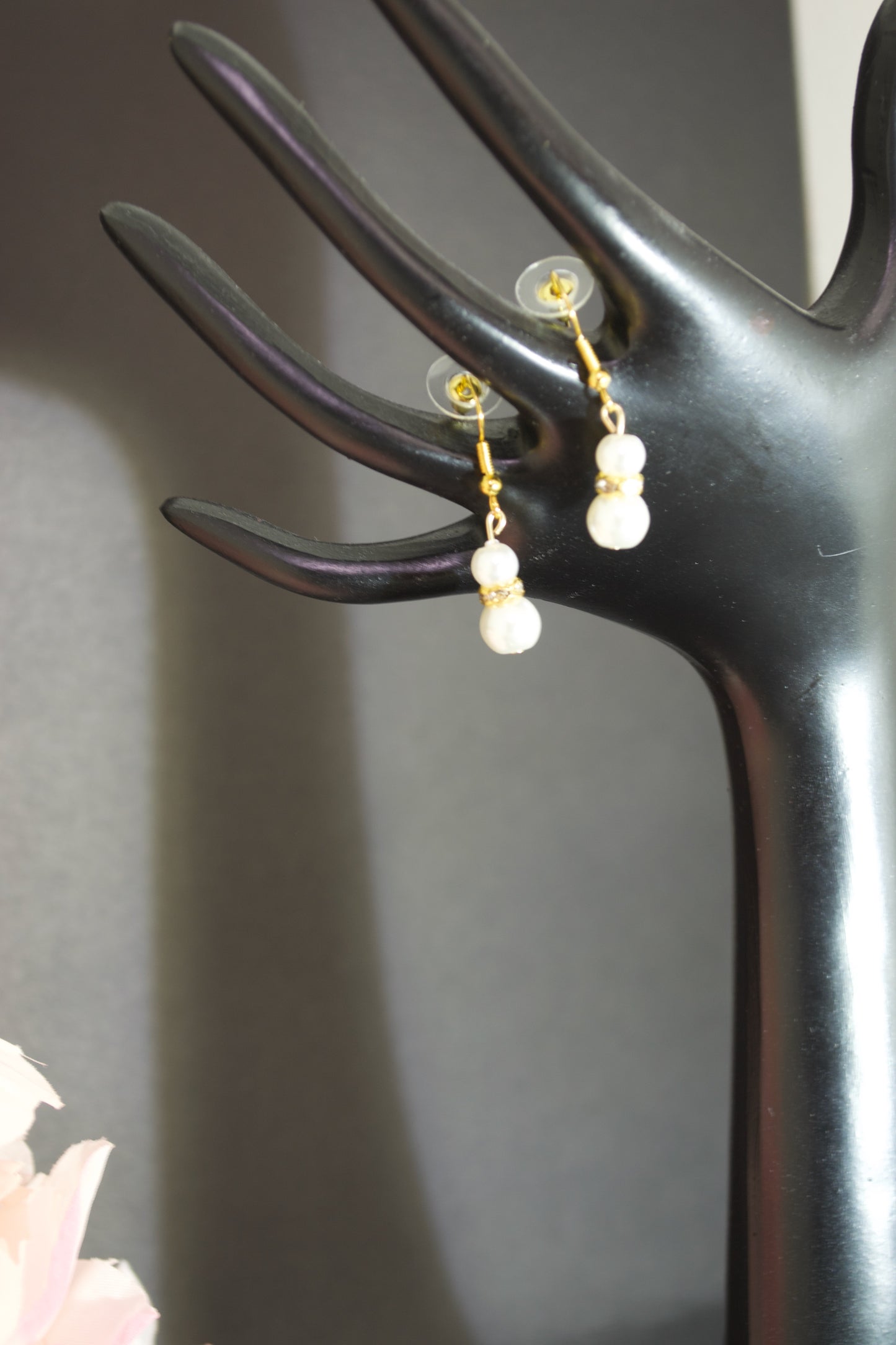 Conjunto de collar, pulsera y pendientes de perlas. Moda elegante y atemporal. El mejor regalo para ella, de Gigi's.