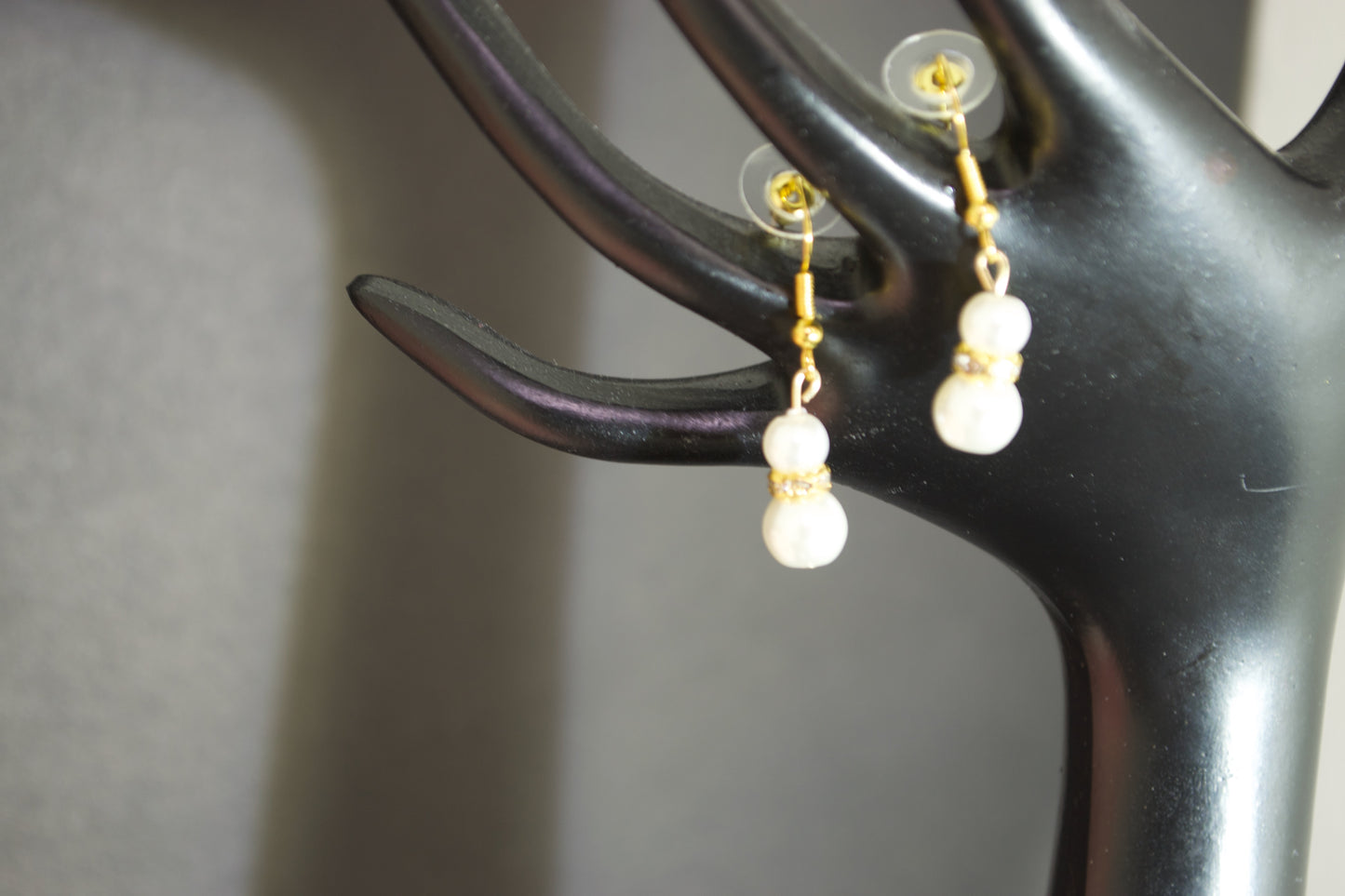 Conjunto de collar, pulsera y pendientes de perlas. Moda elegante y atemporal. El mejor regalo para ella, de Gigi's.