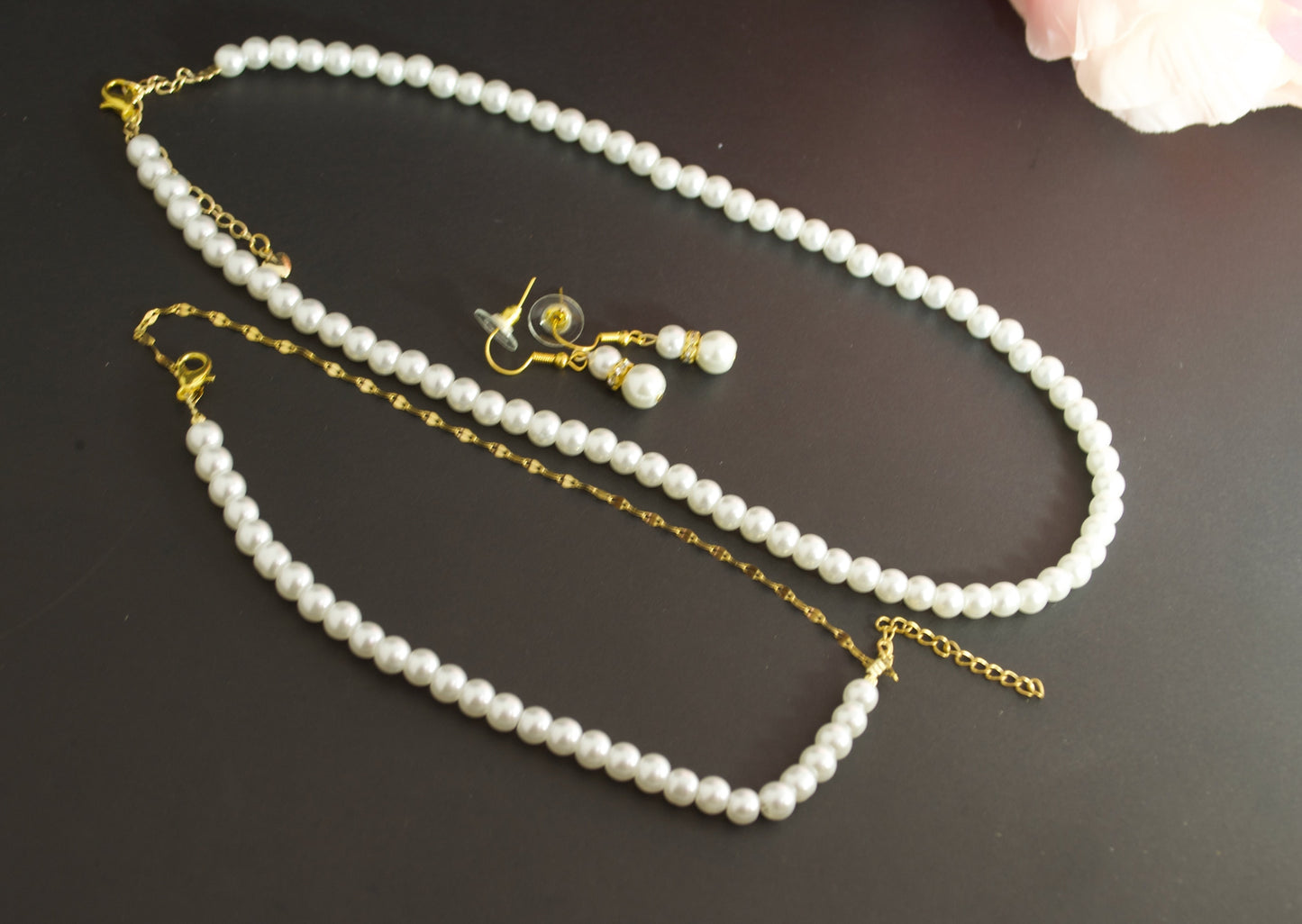 Conjunto de collar, pulsera y pendientes de perlas. Moda elegante y atemporal. El mejor regalo para ella, de Gigi's.