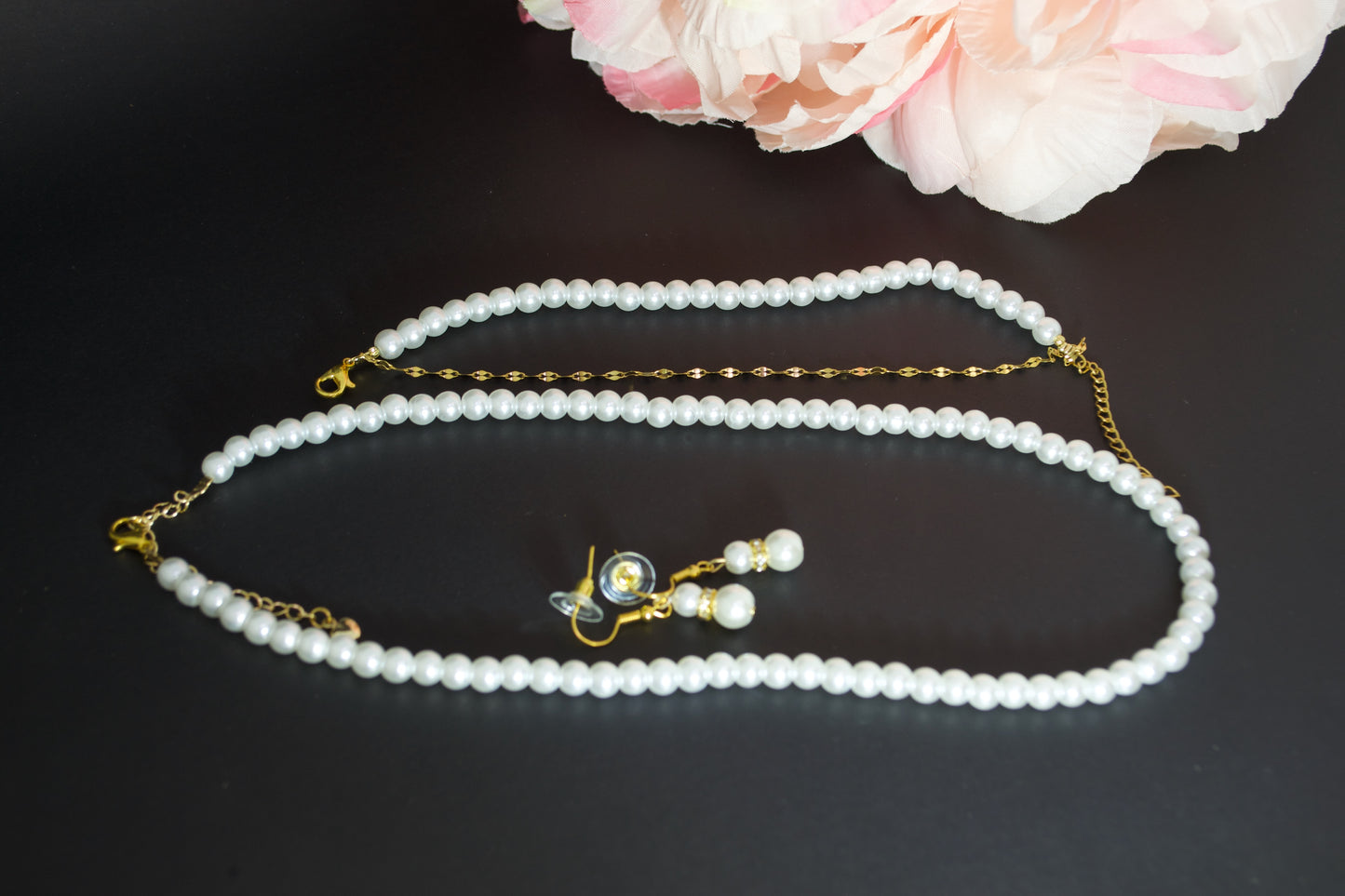 Conjunto de collar, pulsera y pendientes de perlas. Moda elegante y atemporal. El mejor regalo para ella, de Gigi's.