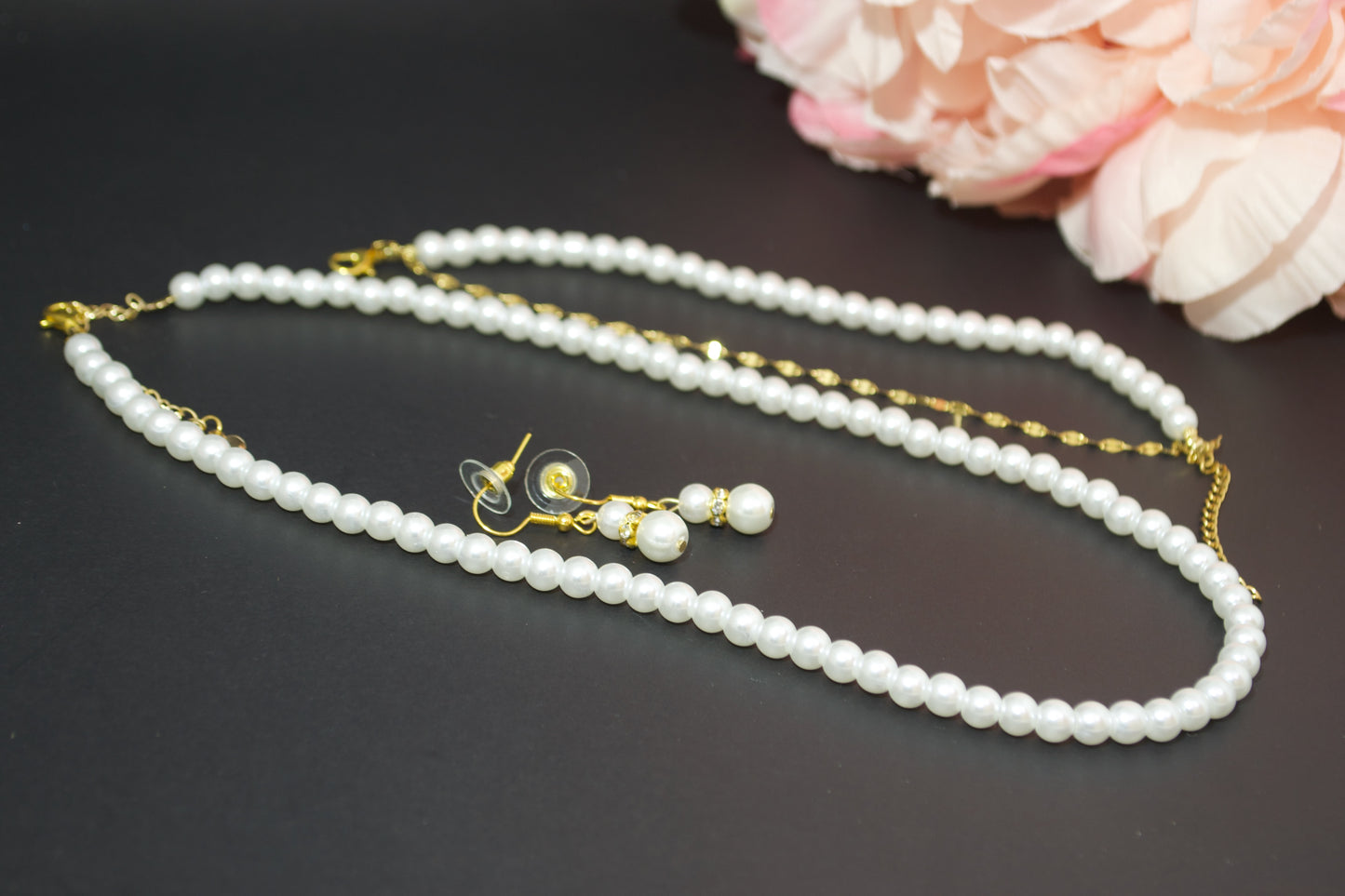 Conjunto de collar, pulsera y pendientes de perlas. Moda elegante y atemporal. El mejor regalo para ella, de Gigi's.