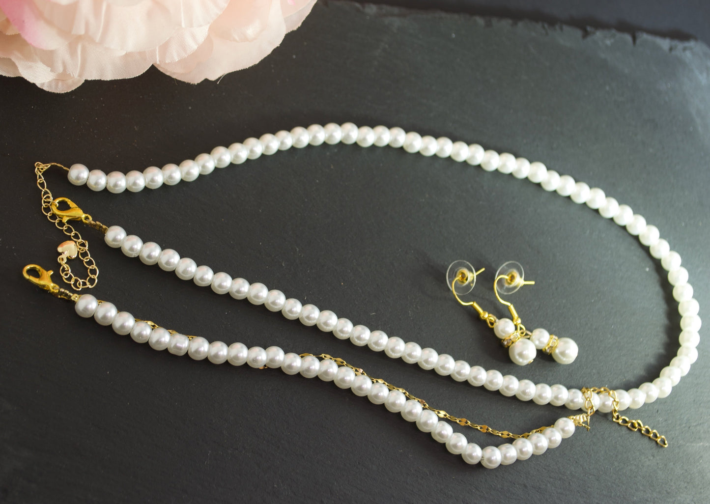 Conjunto de collar, pulsera y pendientes de perlas. Moda elegante y atemporal. El mejor regalo para ella, de Gigi's.