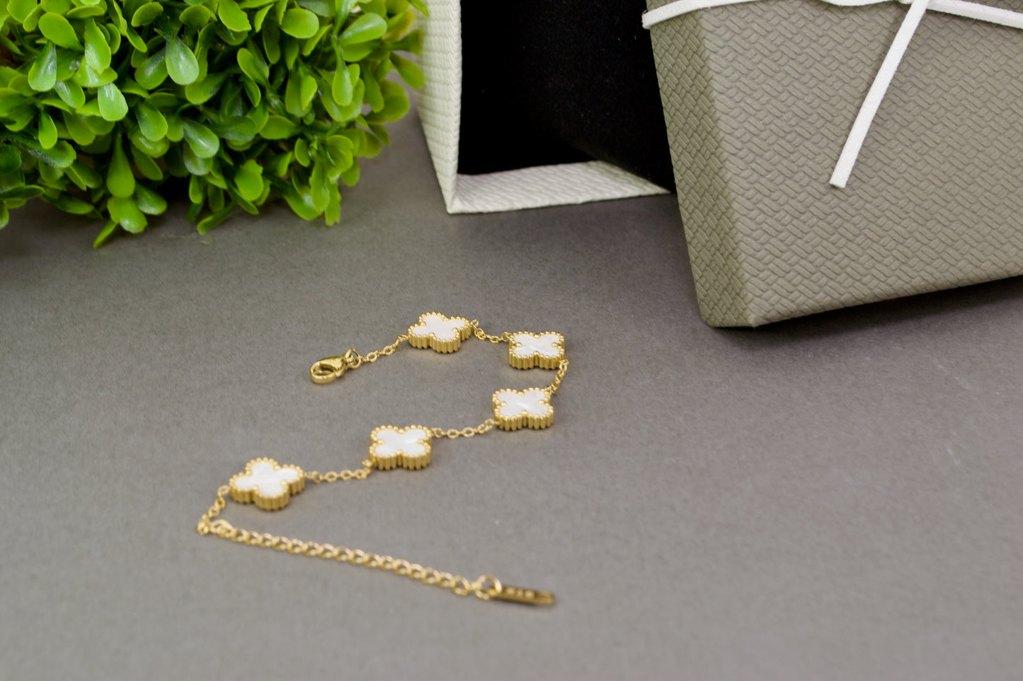 Flower Bracelet. Stainless Steel, no fade - Available in Red Green White Black Silver and Gold