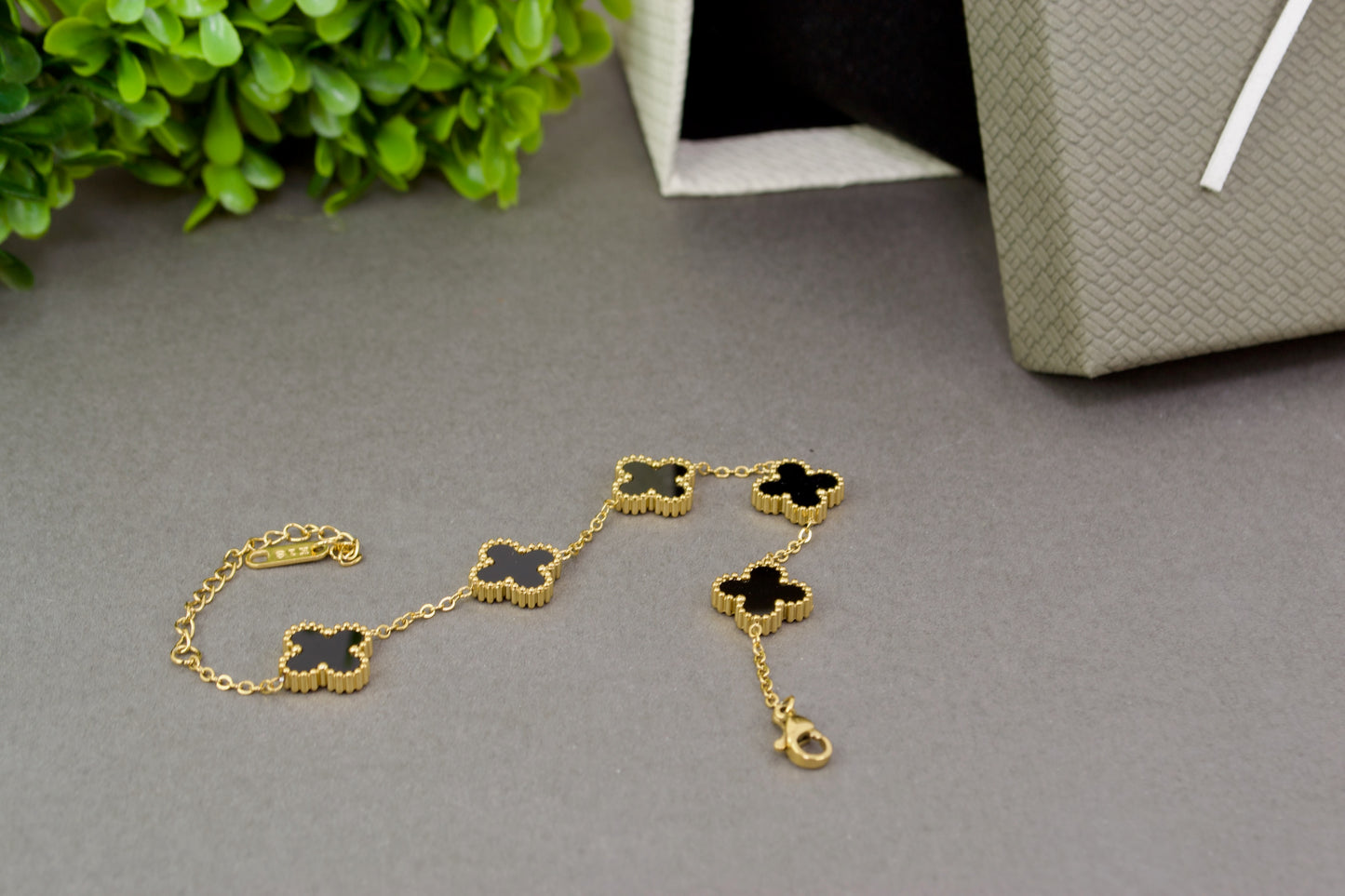 Flower Bracelet. Stainless Steel, no fade - Available in Red Green White Black Silver and Gold