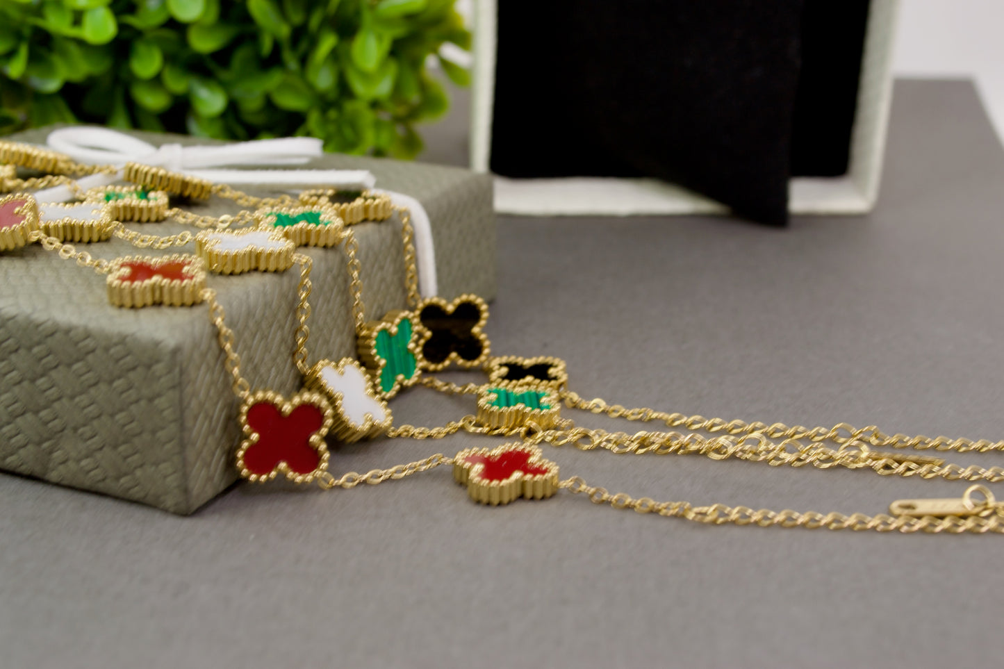 Flower Bracelet. Stainless Steel, no fade - Available in Red Green White Black Silver and Gold