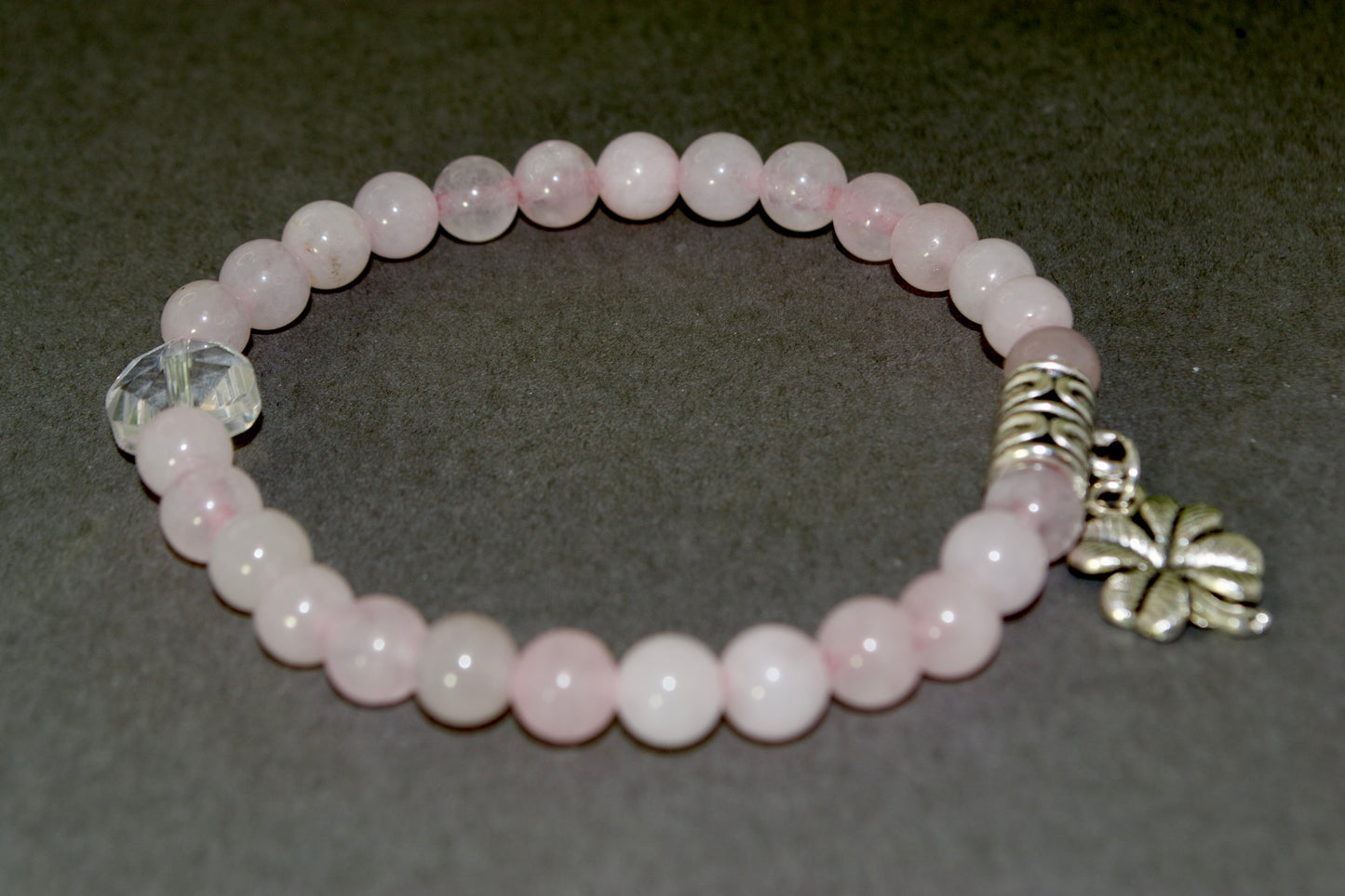 El abrazo del amor: pulsera hecha a mano con cordón elástico de 6 mm y piedra de cuarzo rosa con lindos dijes y cuentas de vidrio de Gigi's