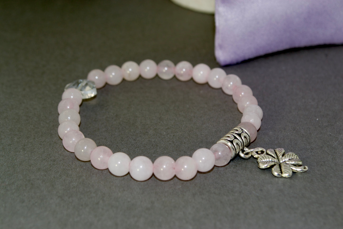 El abrazo del amor: pulsera hecha a mano con cordón elástico de 6 mm y piedra de cuarzo rosa con lindos dijes y cuentas de vidrio de Gigi's