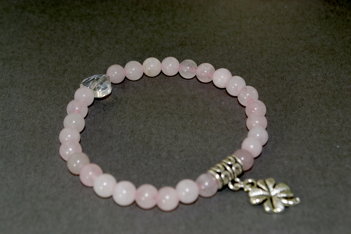 El abrazo del amor: pulsera hecha a mano con cordón elástico de 6 mm y piedra de cuarzo rosa con lindos dijes y cuentas de vidrio de Gigi's