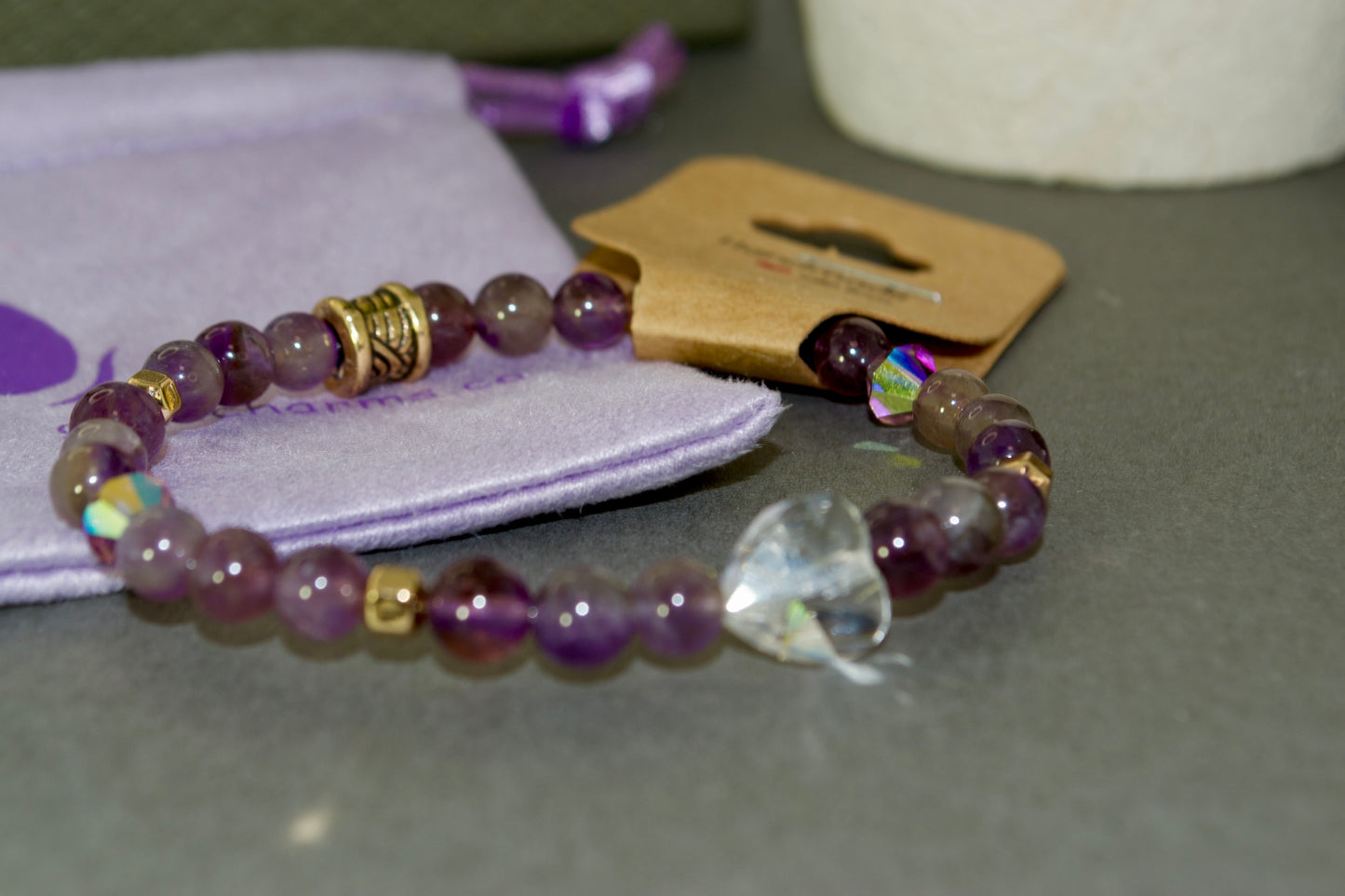 Tranquilidad Divina: Pulsera de piedra de amatista con cordón elástico de 6 mm hecha a mano con dijes de Gigi's