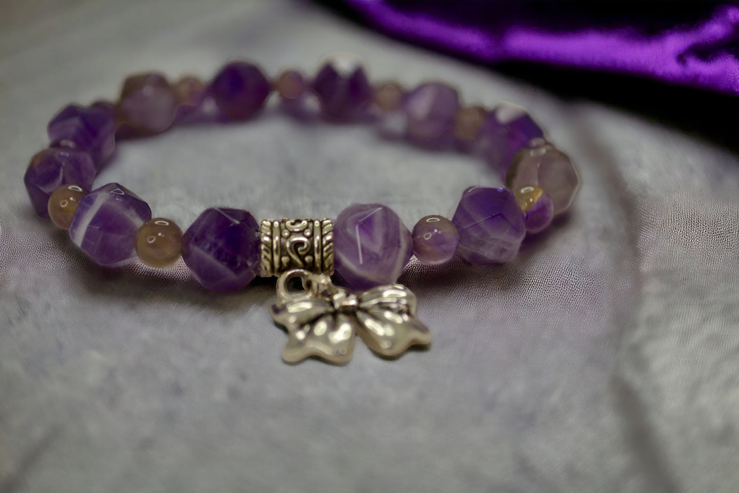 Pulsera con lazo de amatista y cuentas facetadas de Gigi's