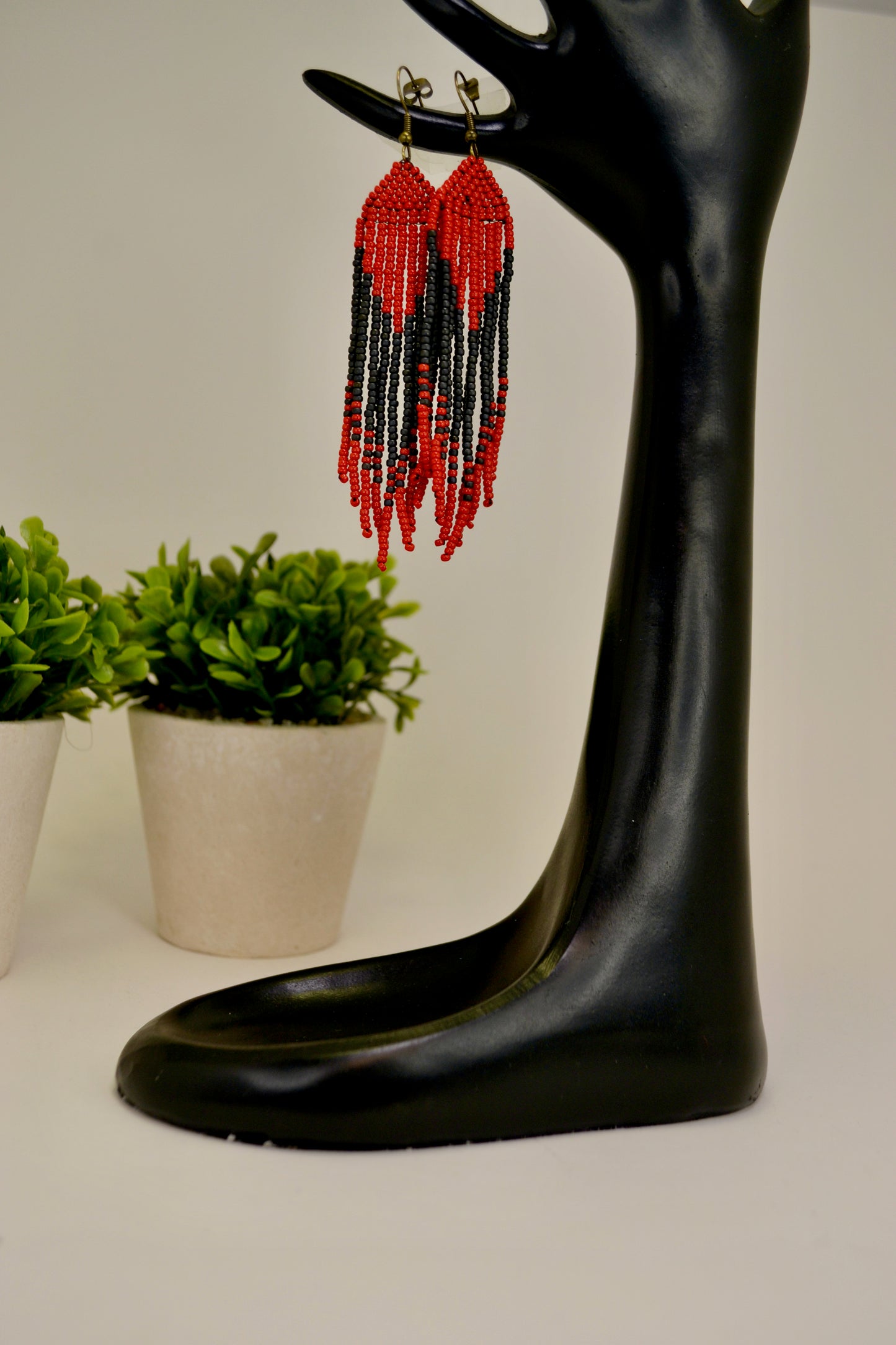 Pendientes de borla con flecos - Joyería de declaración hecha a mano. Cuentas de semillas. Moda bohemia, joyería llamativa, de Gigi's.