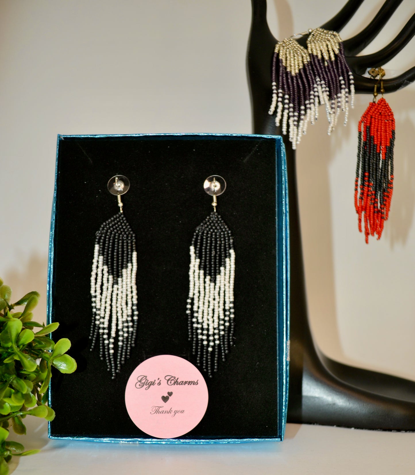 Pendientes de borla con flecos - Joyería de declaración hecha a mano. Cuentas de semillas. Moda bohemia, joyería llamativa, de Gigi's.