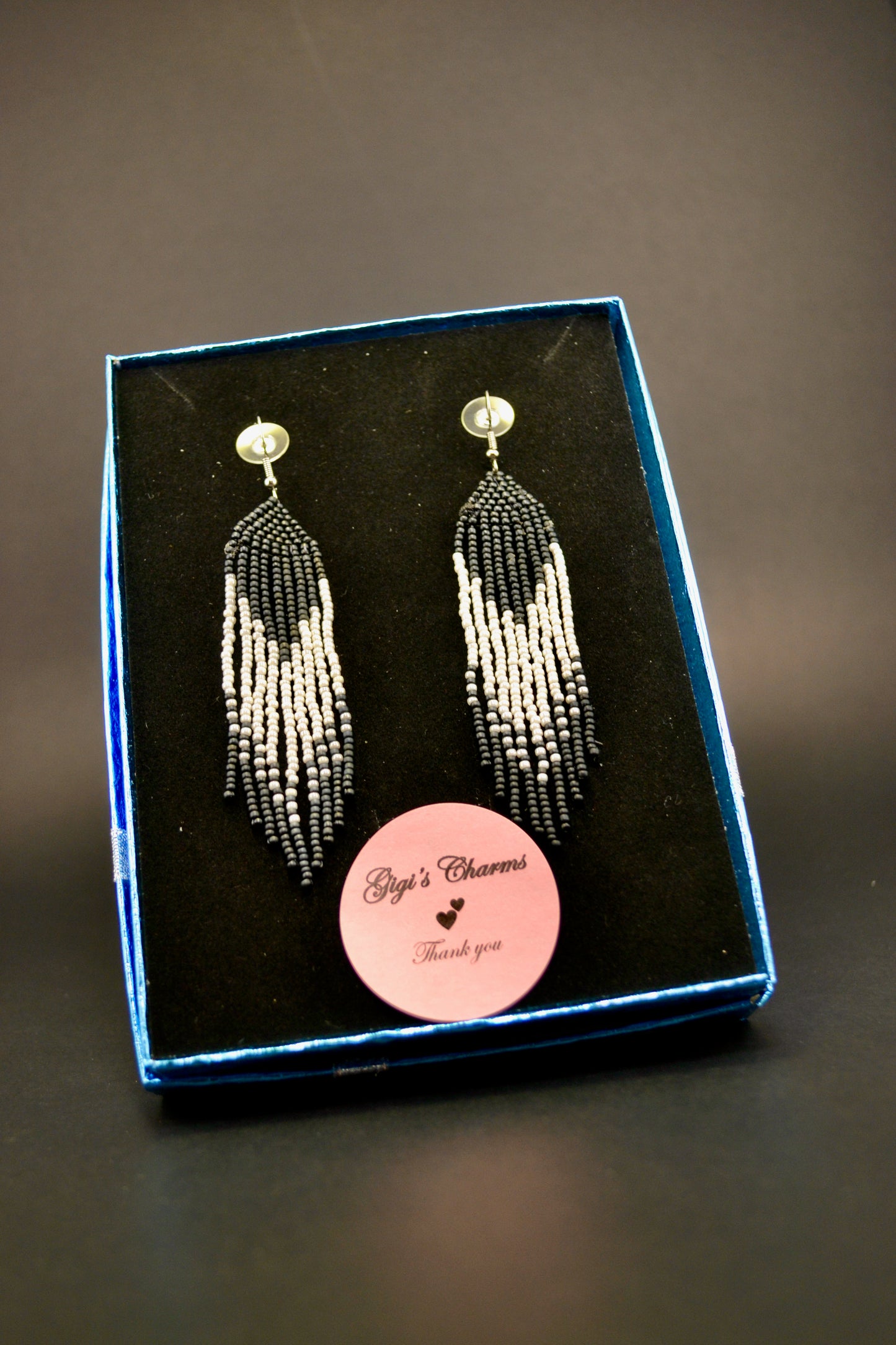 Pendientes de borla con flecos - Joyería de declaración hecha a mano. Cuentas de semillas. Moda bohemia, joyería llamativa, de Gigi's.