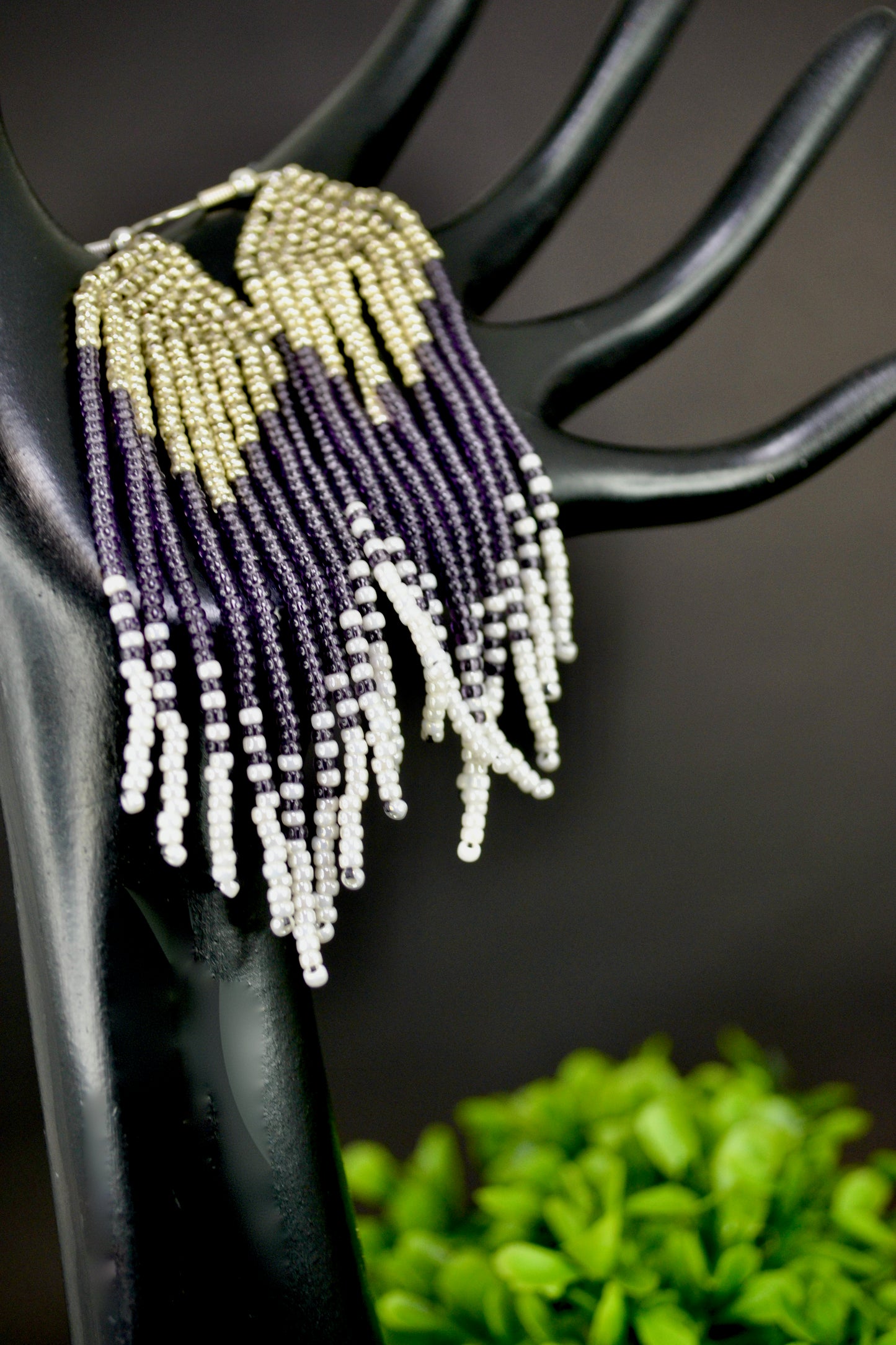 Pendientes de borla con flecos - Joyería de declaración hecha a mano. Cuentas de semillas. Moda bohemia, joyería llamativa, de Gigi's.