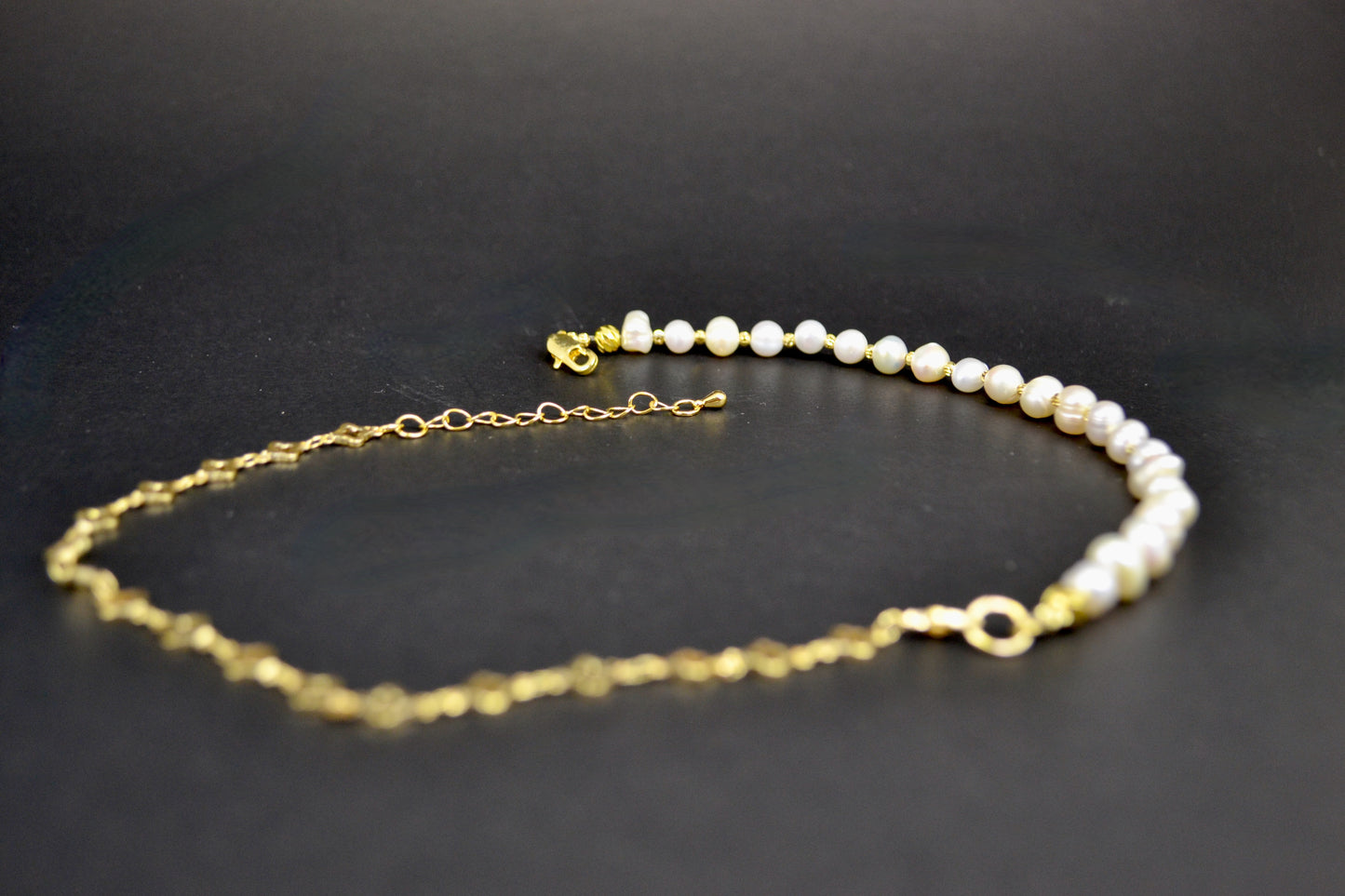 Collar de perlas naturales de agua dulce chapado en oro de 14 quilates. Mitad cadena chapada en oro y mitad perlas de agua dulce. Versátil. Unisex hecho a mano, Gigi's