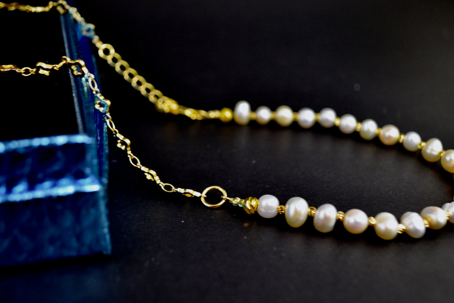 Collar de perlas naturales de agua dulce chapado en oro de 14 quilates. Mitad cadena chapada en oro y mitad perlas de agua dulce. Versátil. Unisex hecho a mano, Gigi's