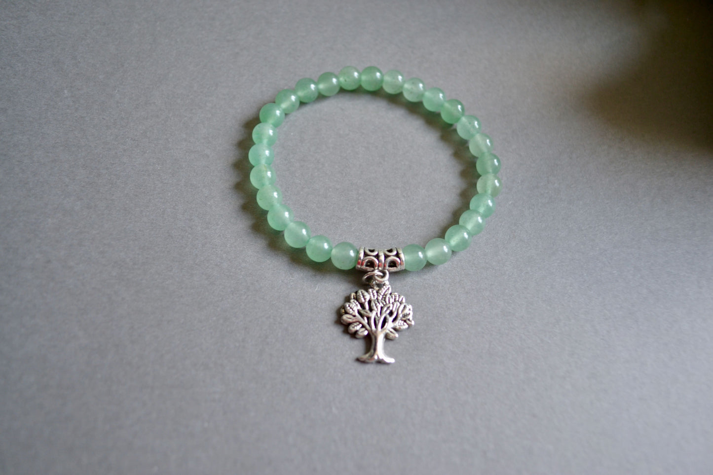 Serenata de la naturaleza: pulsera hecha a mano con cordón elástico de 6 mm y piedra de aventurina verde con dije de Gigi's