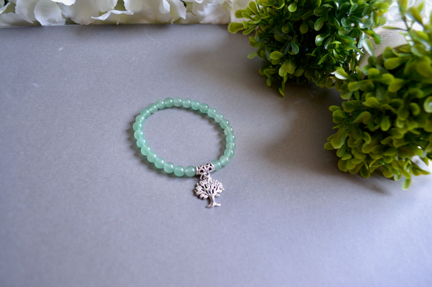 Serenata de la naturaleza: pulsera hecha a mano con cordón elástico de 6 mm y piedra de aventurina verde con dije de Gigi's