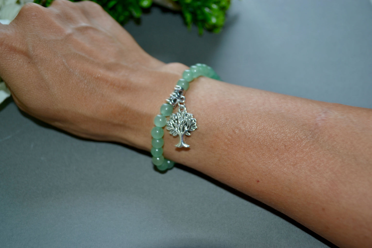 Serenata de la naturaleza: pulsera hecha a mano con cordón elástico de 6 mm y piedra de aventurina verde con dije de Gigi's