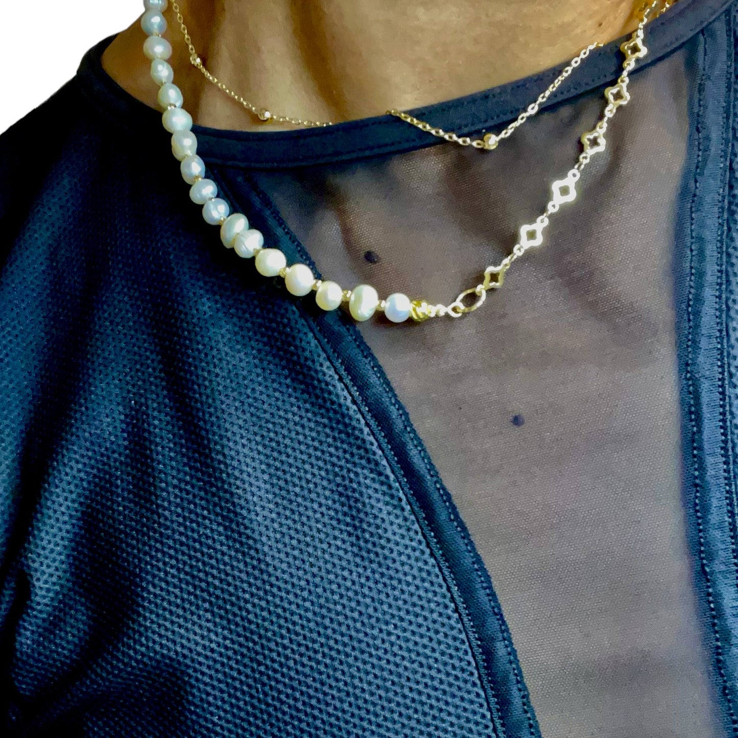 Collar de perlas naturales de agua dulce chapado en oro de 14 quilates. Mitad cadena chapada en oro y mitad perlas de agua dulce. Versátil. Unisex hecho a mano, Gigi's