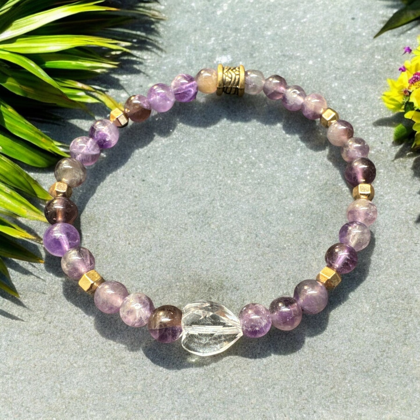 Tranquilidad Divina: Pulsera de piedra de amatista con cordón elástico de 6 mm hecha a mano con dijes de Gigi's