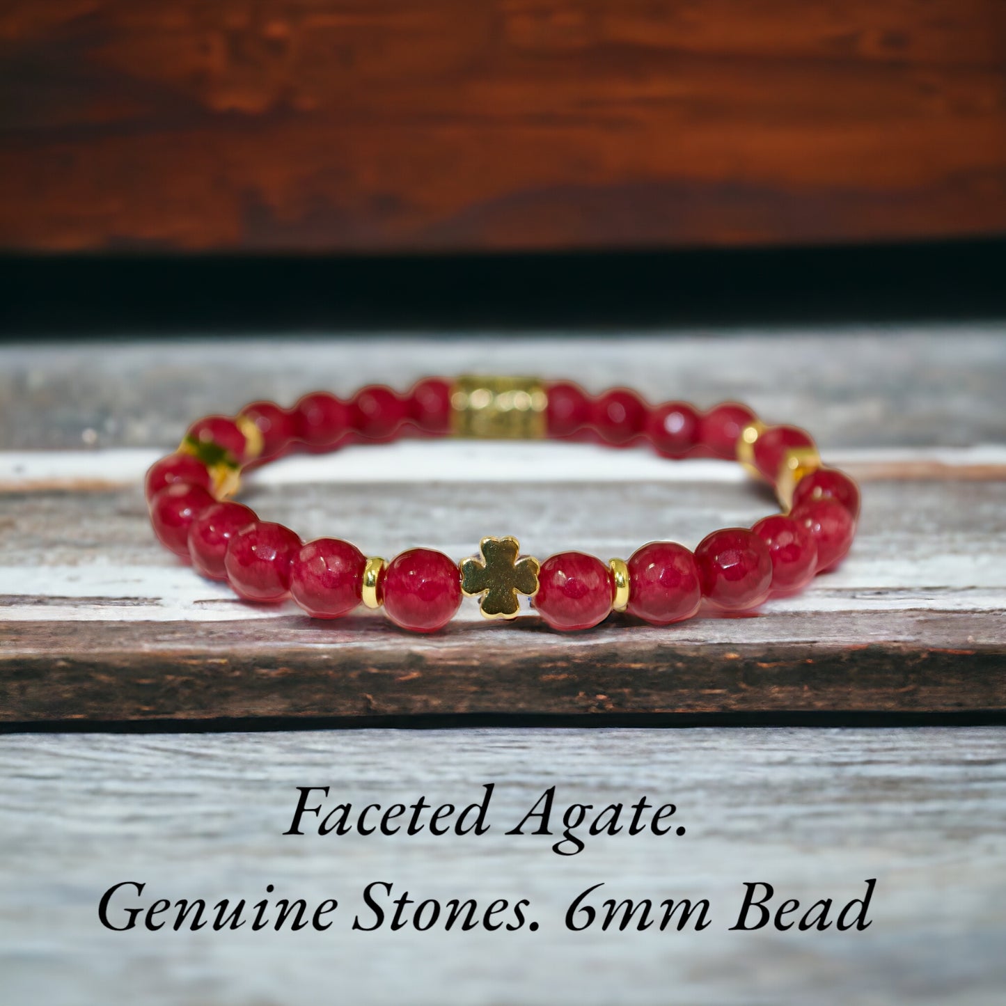 .❤️ Pulsera de Ágata Facetada Roja con Separadores de Trébol de Cuatro Hojas en Oro. Diseño elegante, gran regalo bien pensado para ella. Piedras preciosas naturales. Gigi